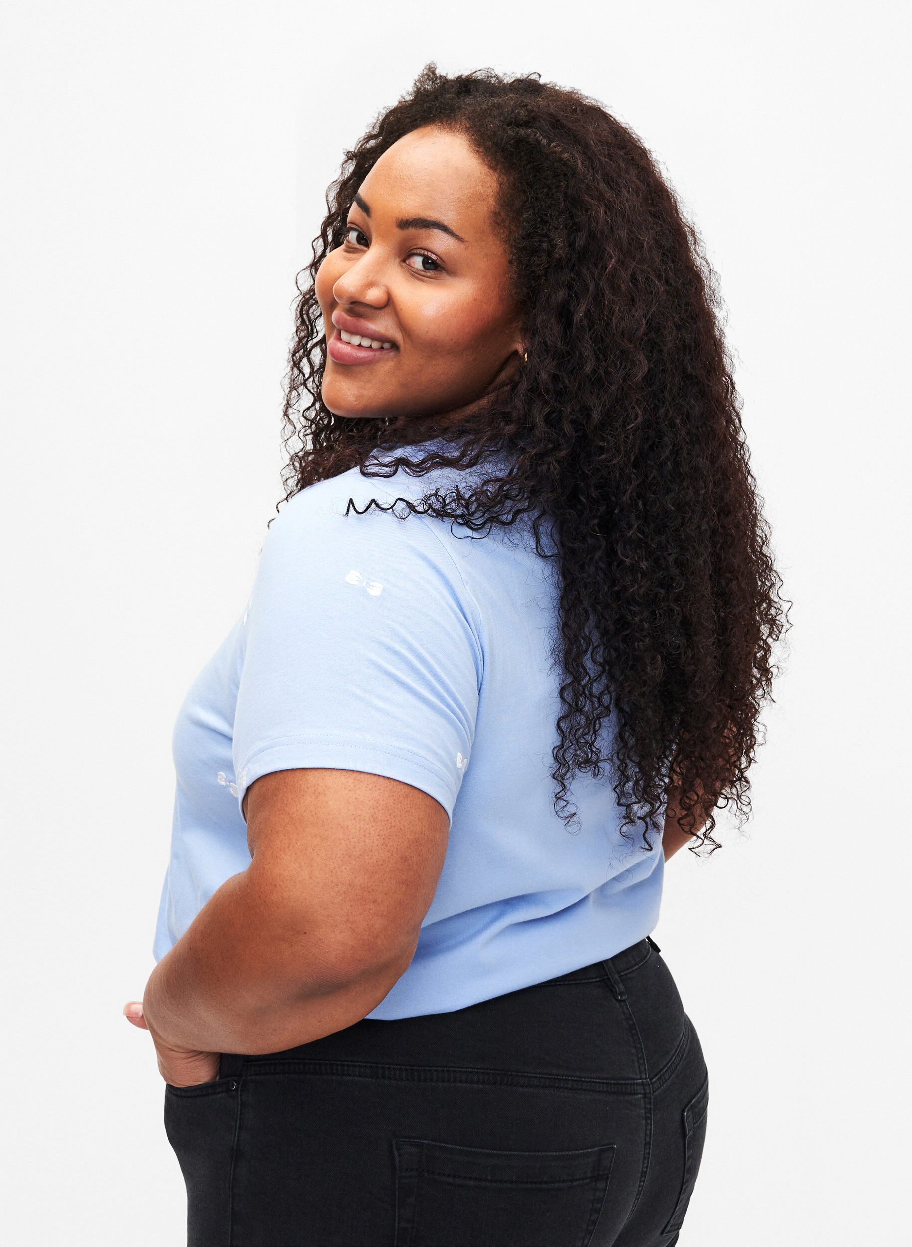 Zizzi T-Shirt aus Bio-Baumwolle mit Schleifen, Serenity W. Bow Emb., Model image number 1