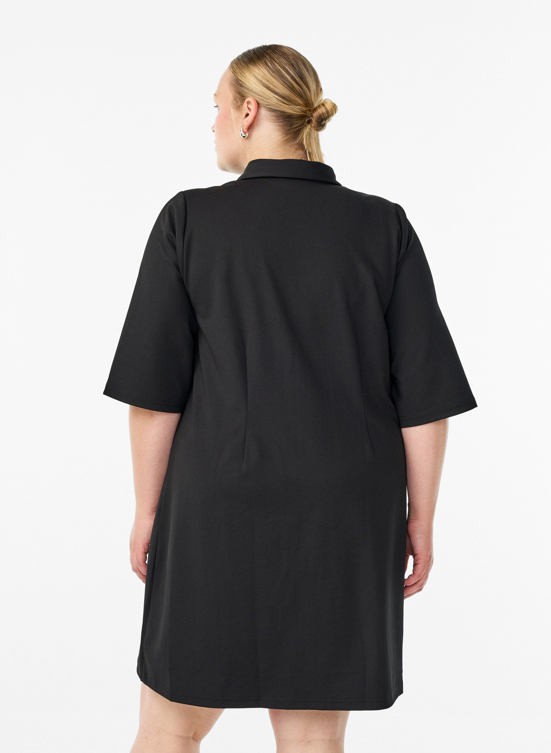 Zizzi Kurzes Hemdblusenkleid aus Baumwolle mit 3/4-&Auml;rmeln, Schwarz, Model image number 2