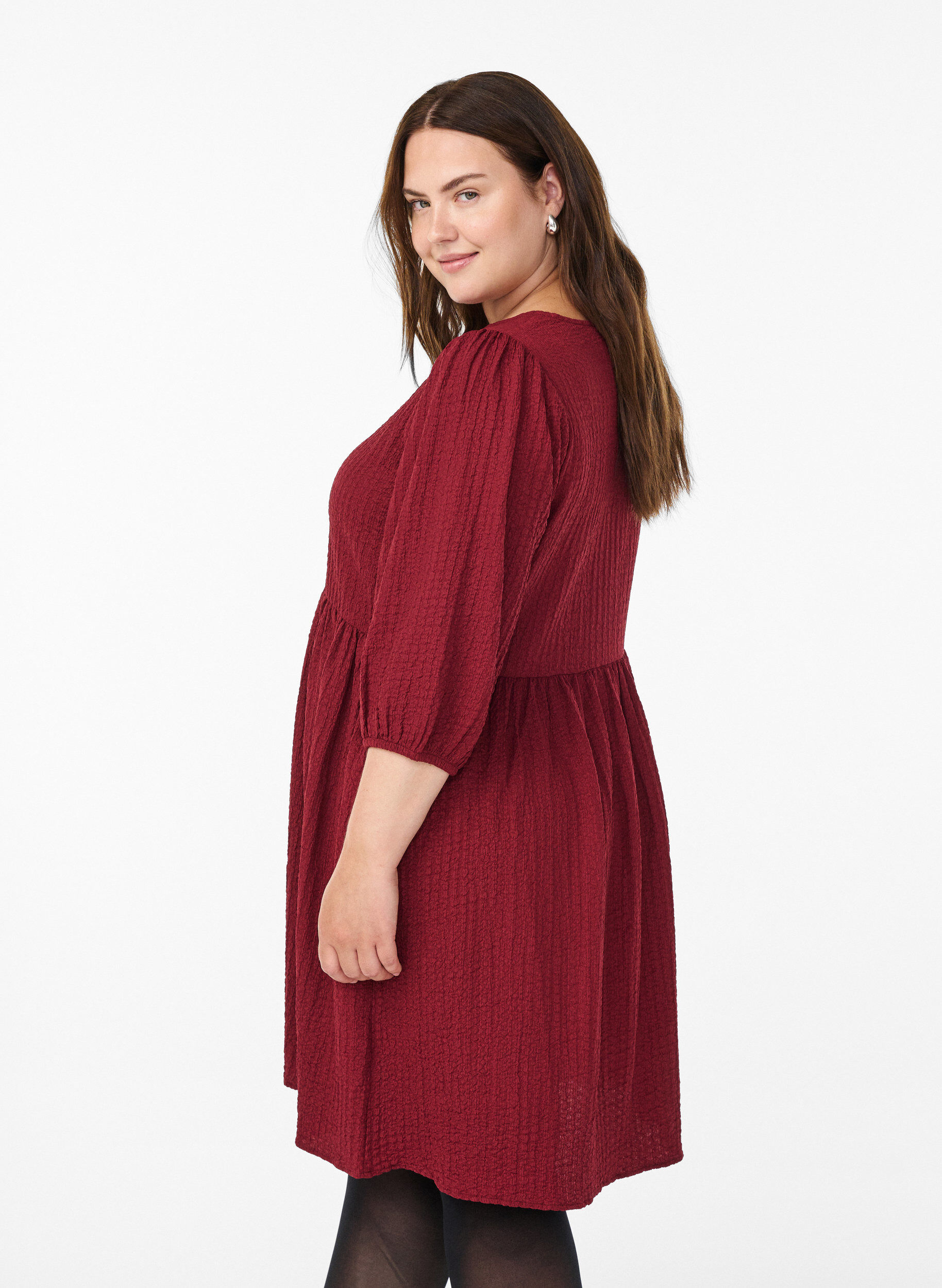 Zizzi Kurzes Kleid aus strukturiertem Stoff mit 3/4-&Auml;rmeln, Dunkles Bordeaux, Model image number 2
