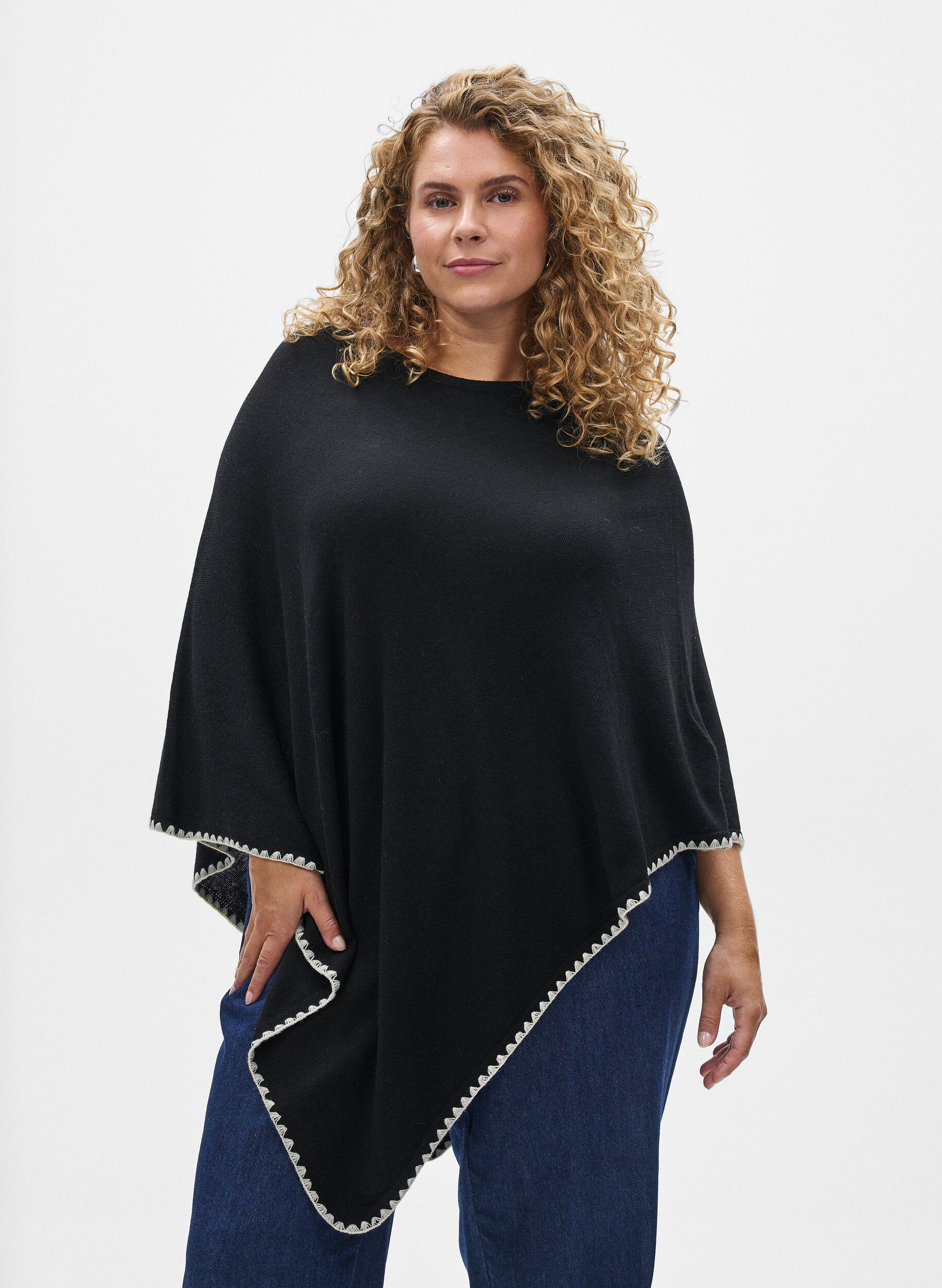 Feinstrickponcho, Schwarz, Model