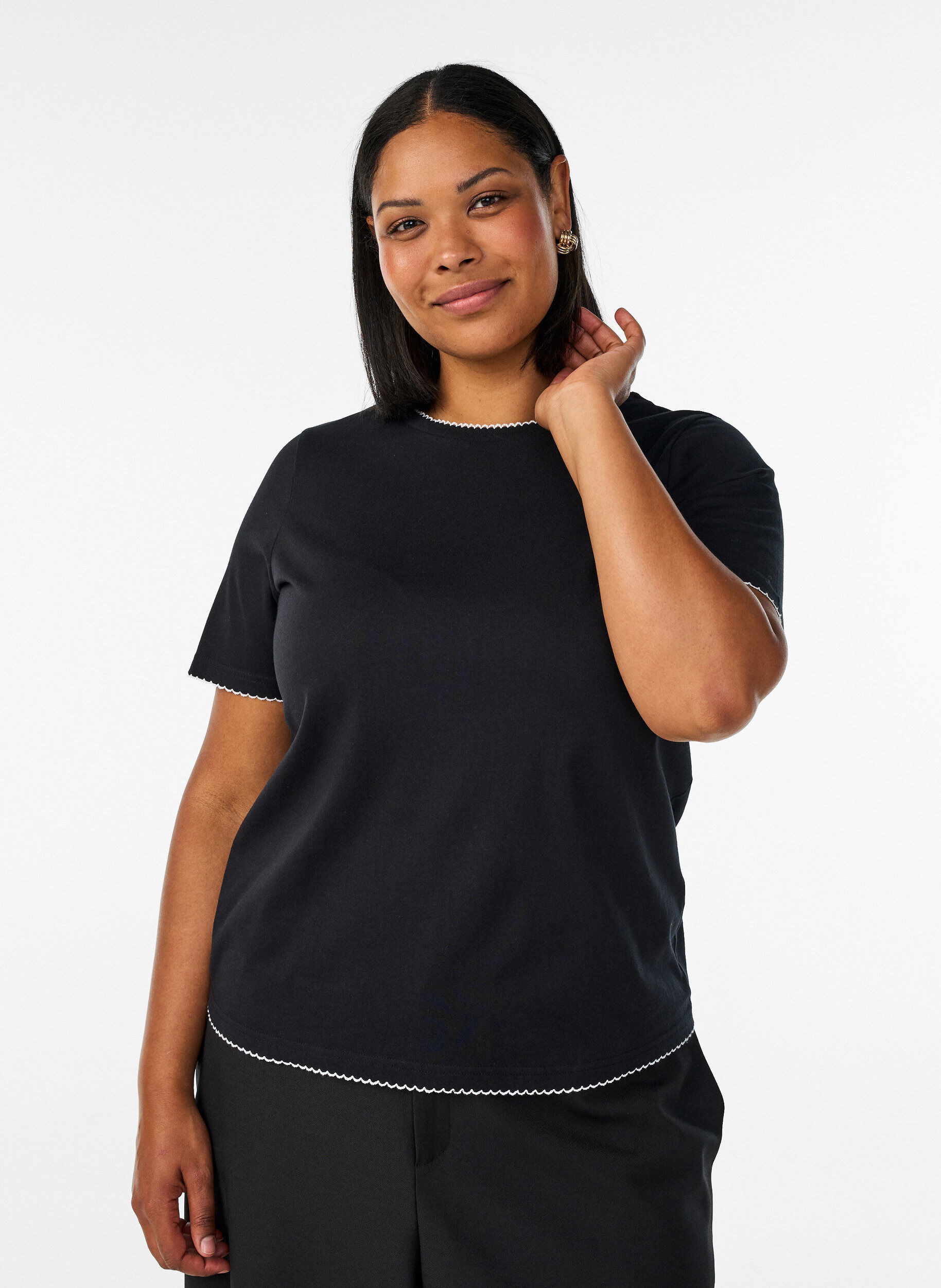 ZizziT-Shirt aus Baumwolle mit gewellten Kontrastkanten, Schwarz, Model image number 0