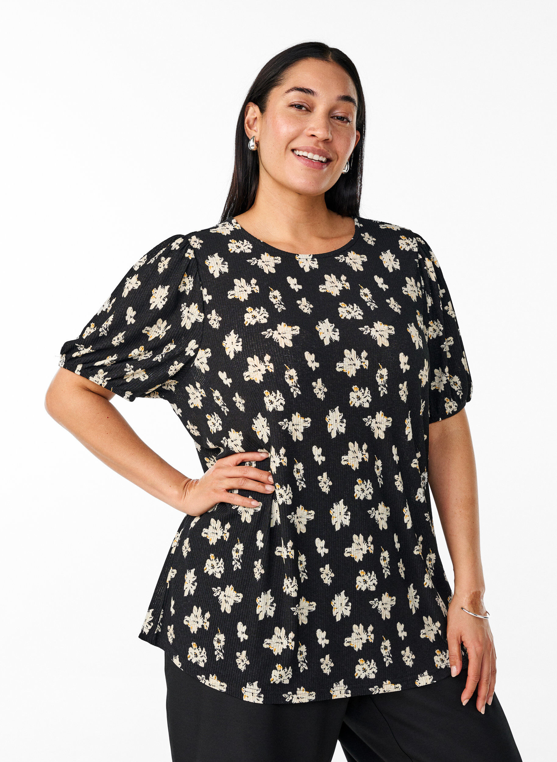 Zizzi Gemusterte Bluse mit kurzen &Auml;rmeln, Schwarz, Model image number 0