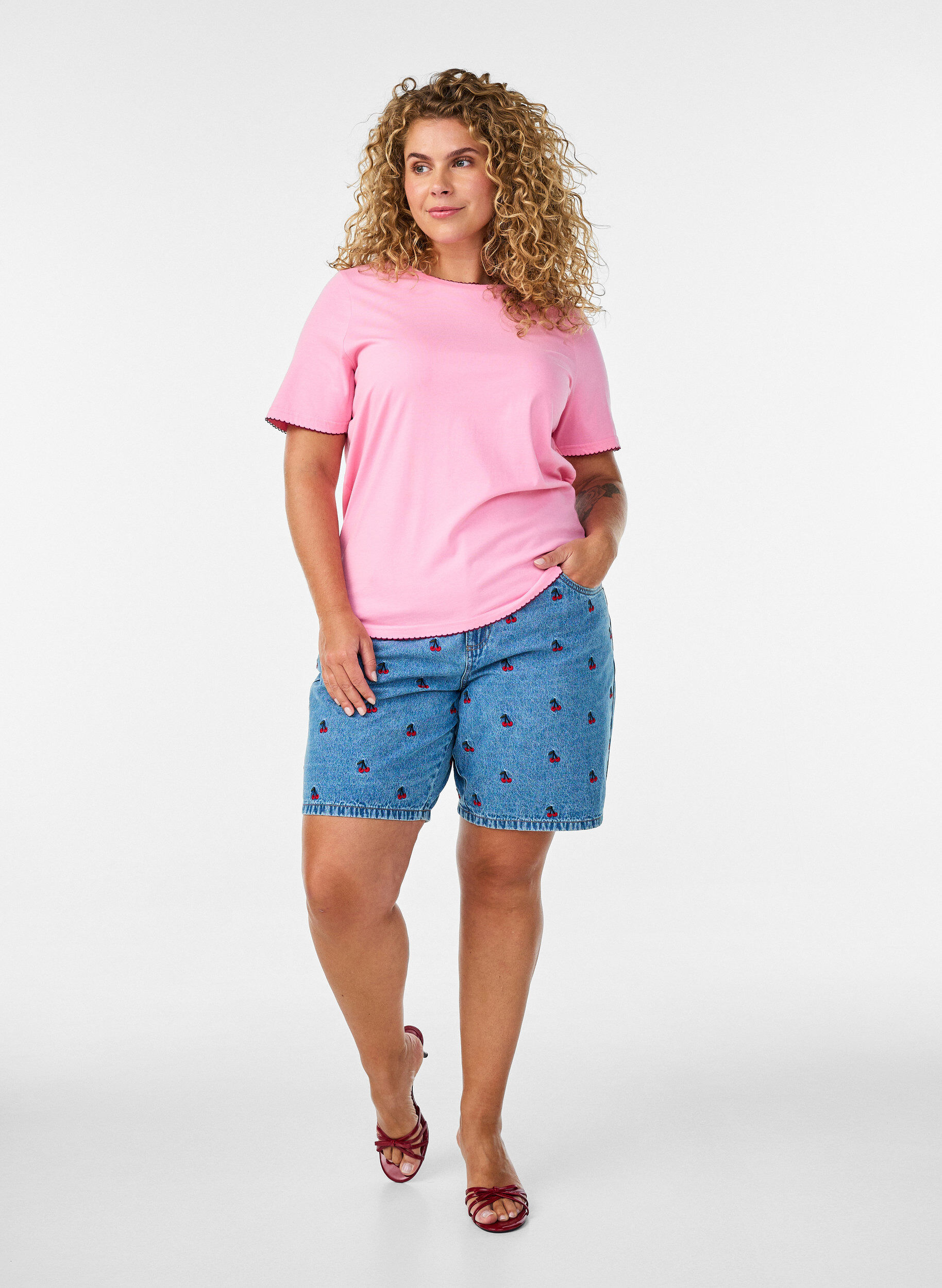 ZizziT-Shirt aus Baumwolle mit gewellten Kontrastkanten, Pink, Model image number 1