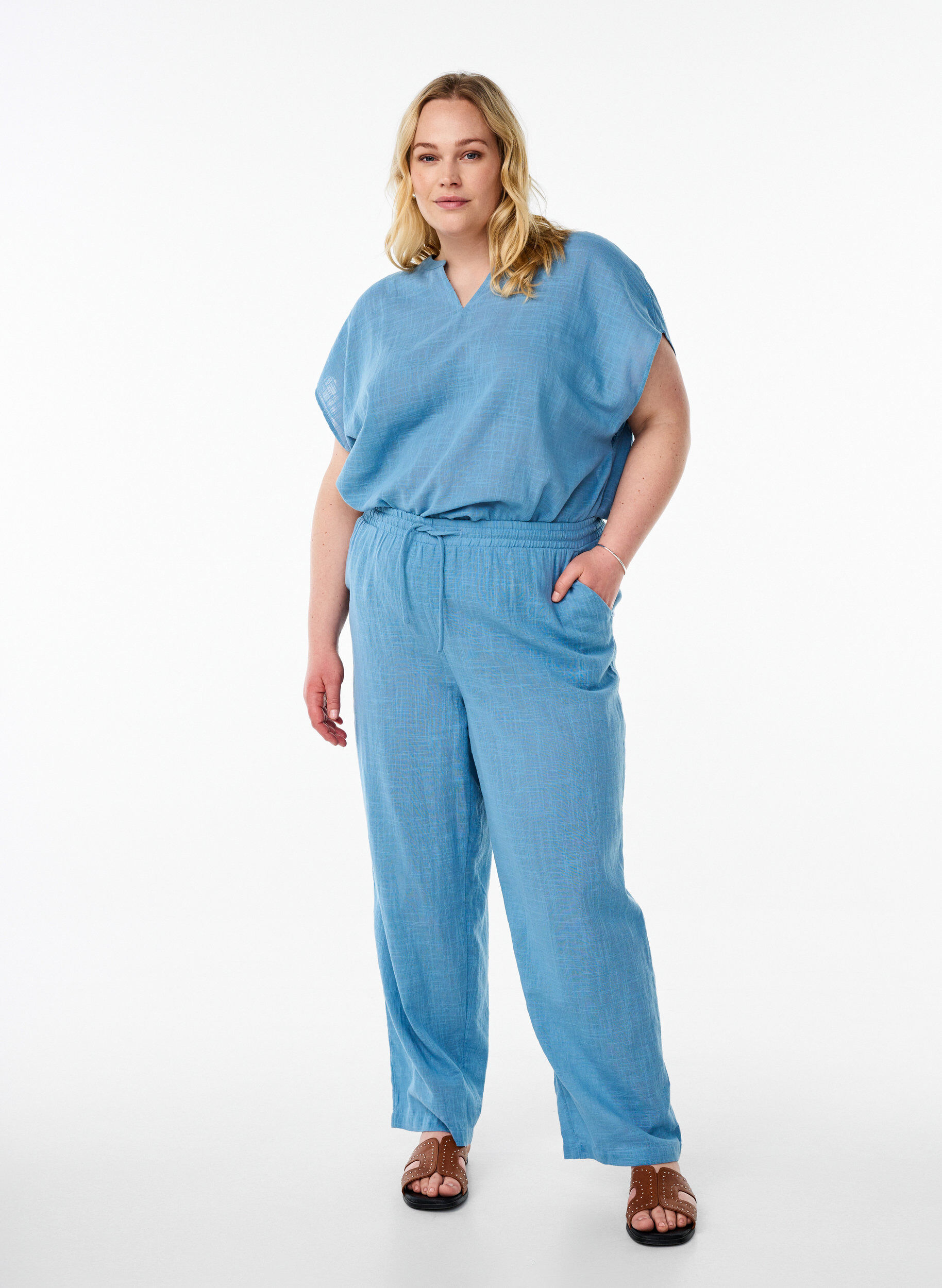 Zizzi Lockere Bluse mit angeschnittenen &Auml;rmeln, Blau, Model image number 1