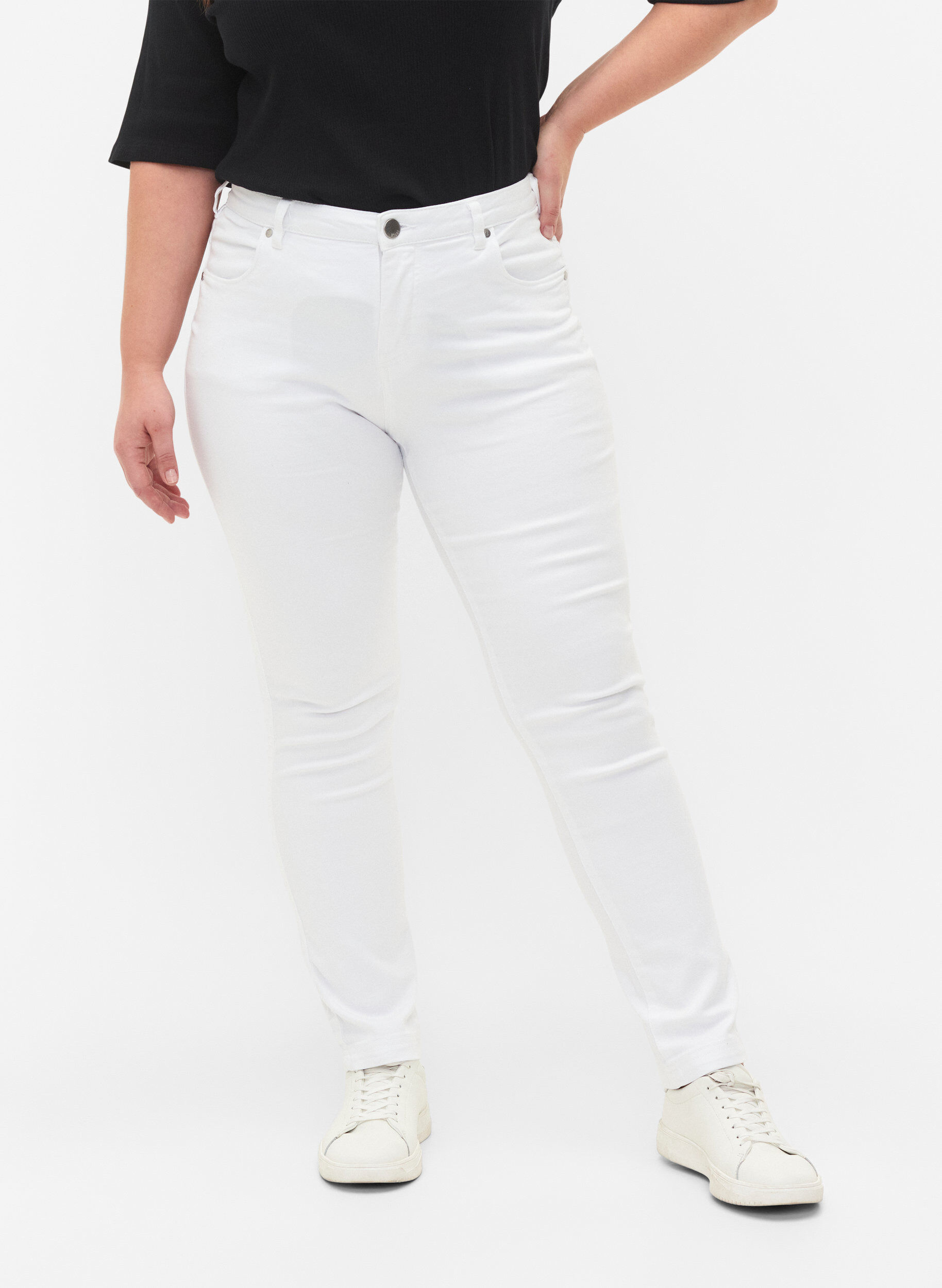 Zizzi Slim Fit Emily Jeans mit normaler Taillenh&ouml;he, Wei&szlig;, Model image number 2