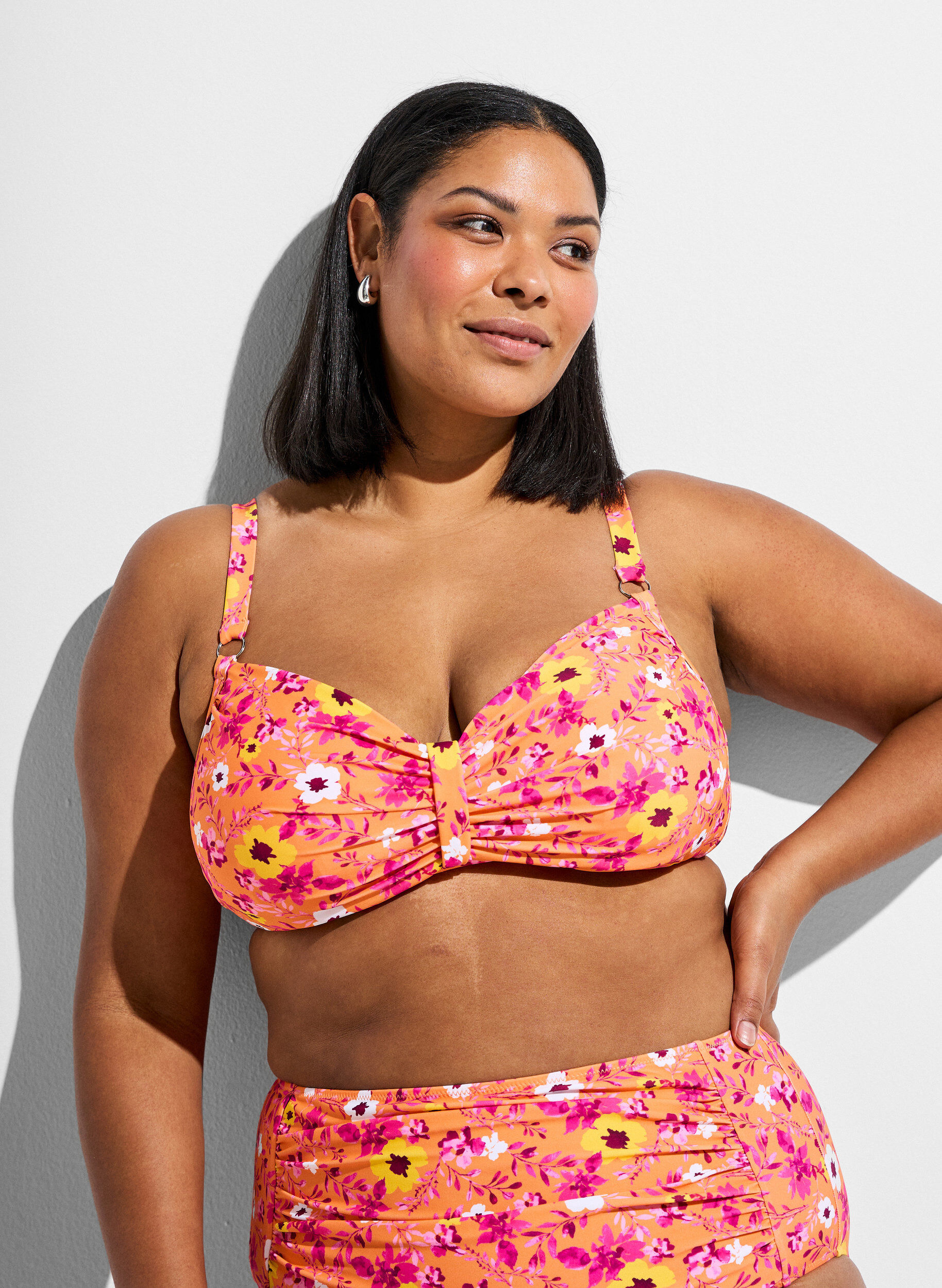 Bikinioberteil mit B&uuml;gel und Muster, Orange, Model
