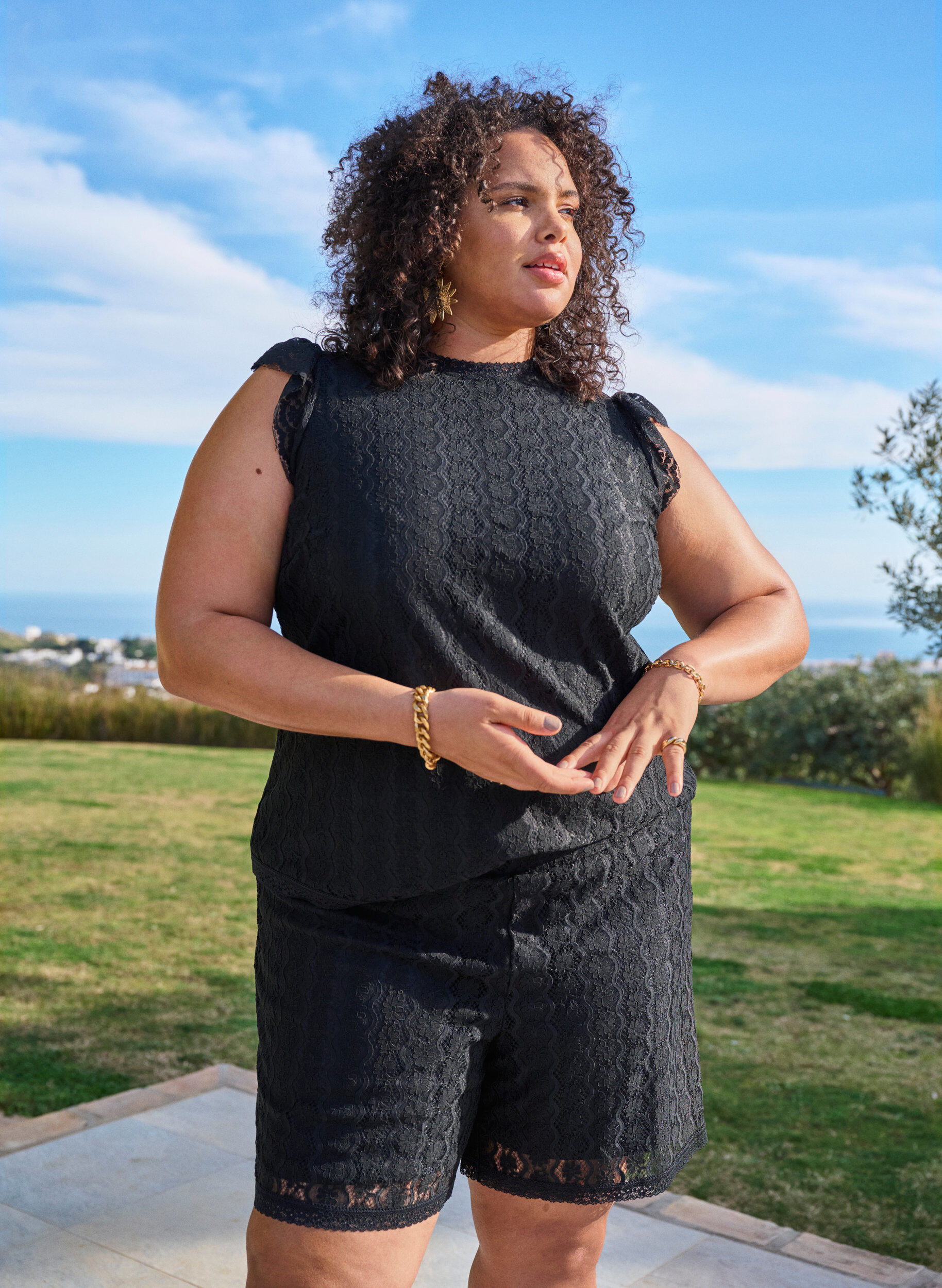 Zizzi Spitzenshorts mit hohem Taille, Schwarz, Image image number 0