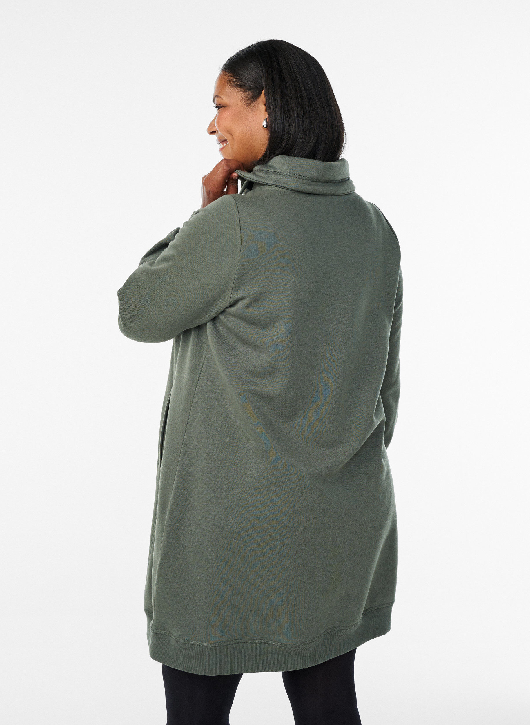 Zizzi FLASH - Kurzes Sweatshirtkleid mit Stehkragen und Taschen, Gr&uuml;n, Model image number 2