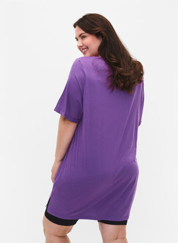 Einfarbiges Oversize T-Shirt mit V-Ausschnitt, Deep Lavender, Model image number 1
