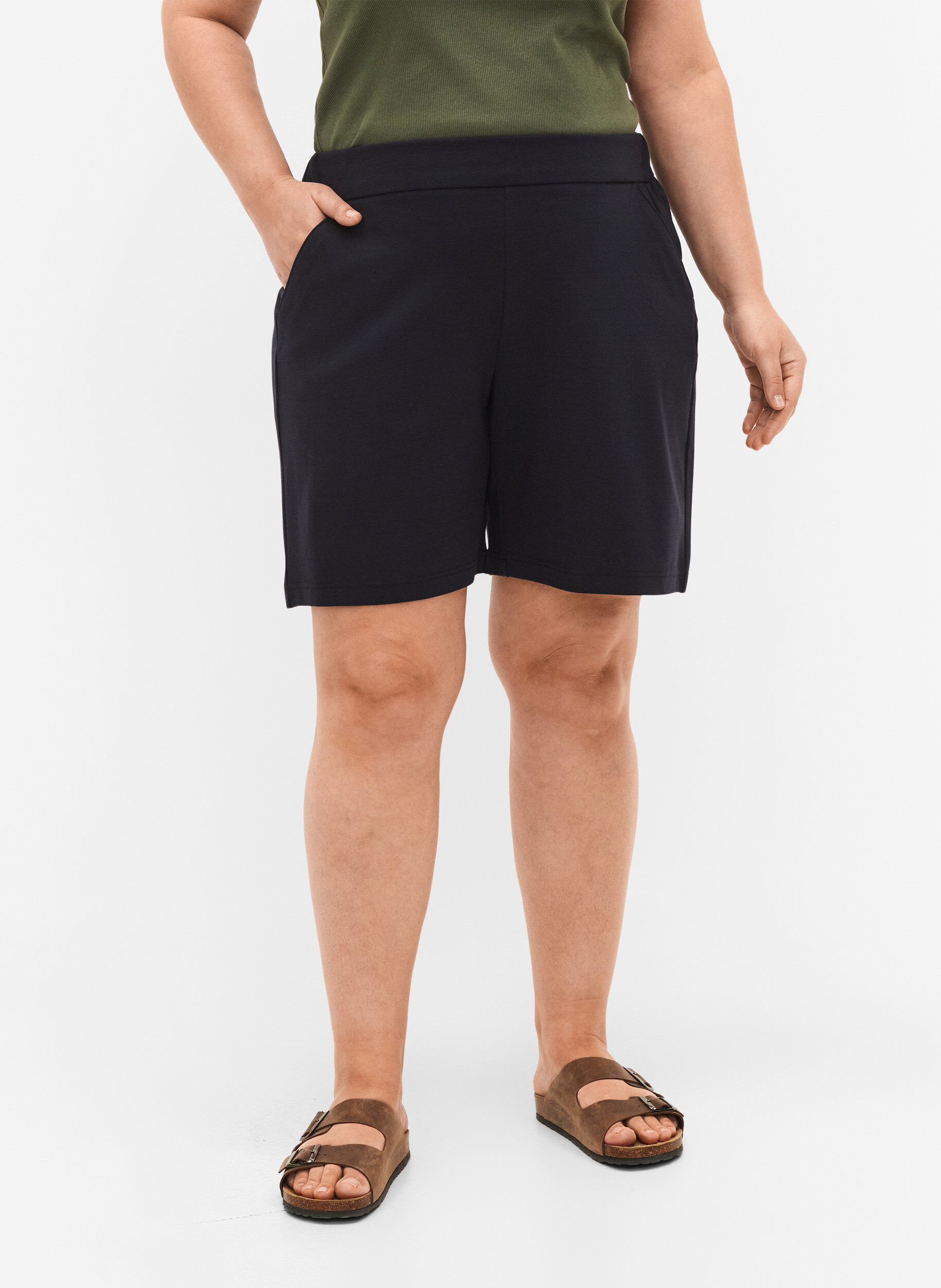 Zizzi Maddison Shorts mit normaler Passform, Night Sky, Model image number 2