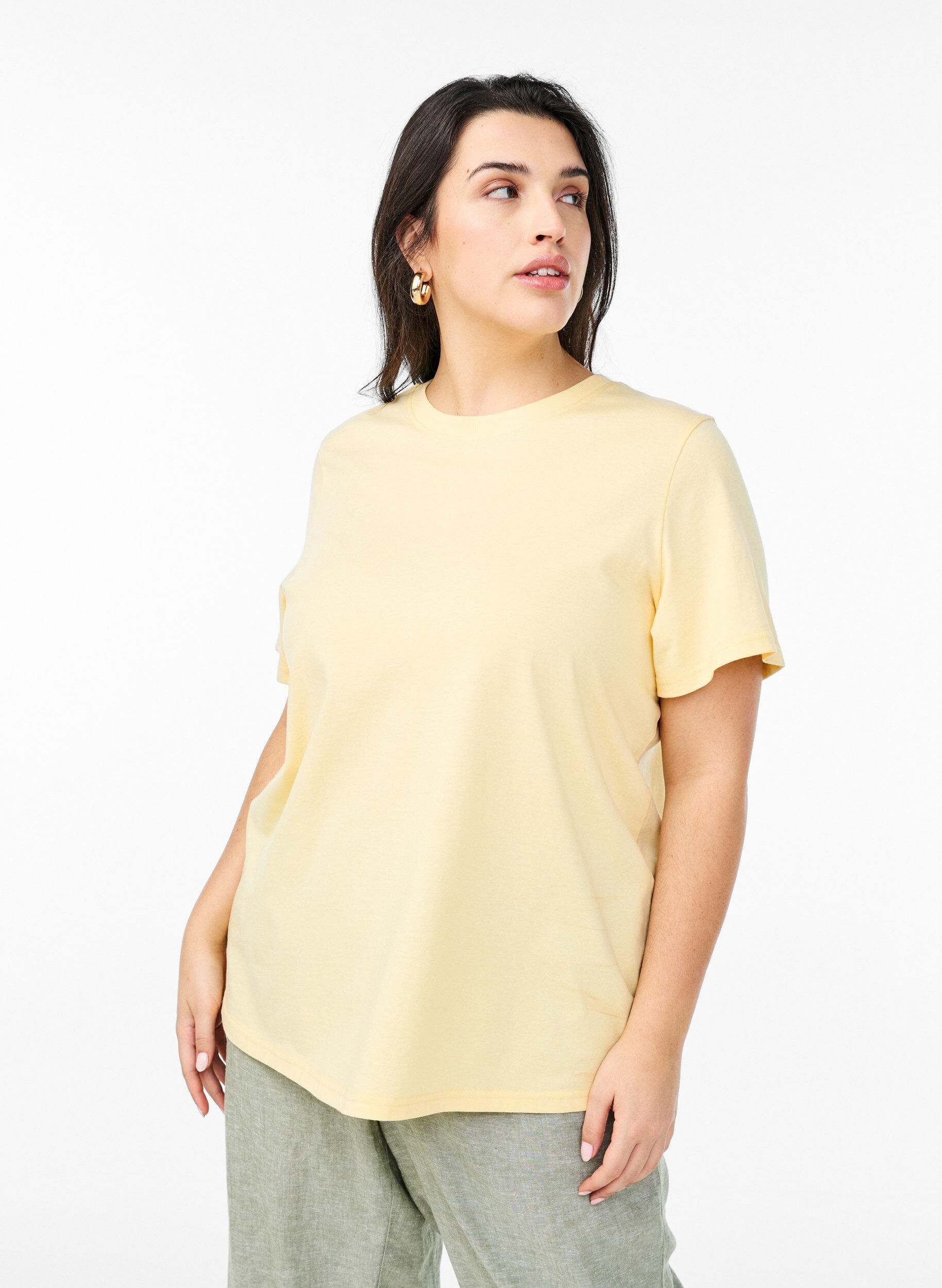 Basic-T-Shirt aus Baumwolle mit Rundhalsausschnitt, Gelb, Model