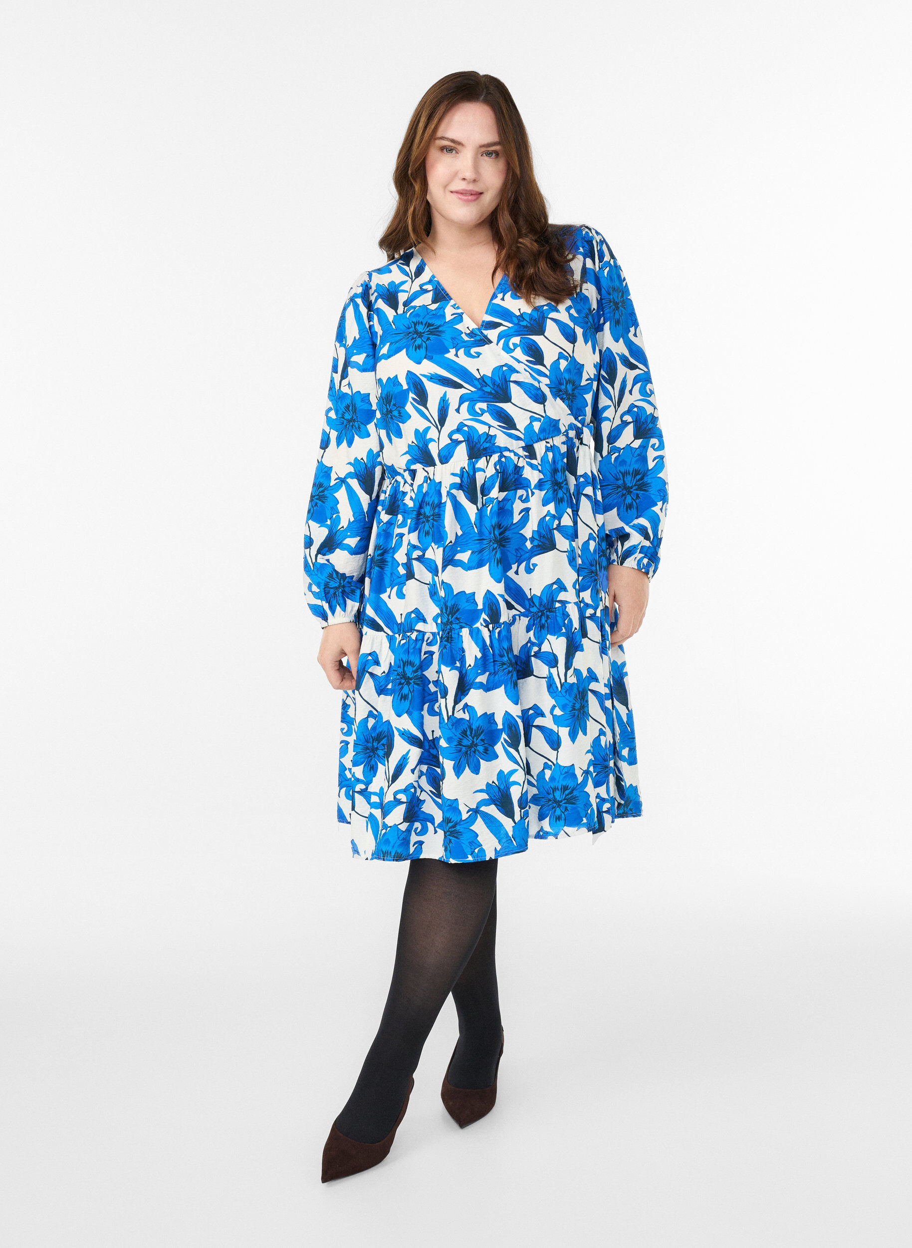 Zizzi Gebl&uuml;mtes Wickelkleid mit Bindeg&uuml;rtel, Vanille, Model image number 1