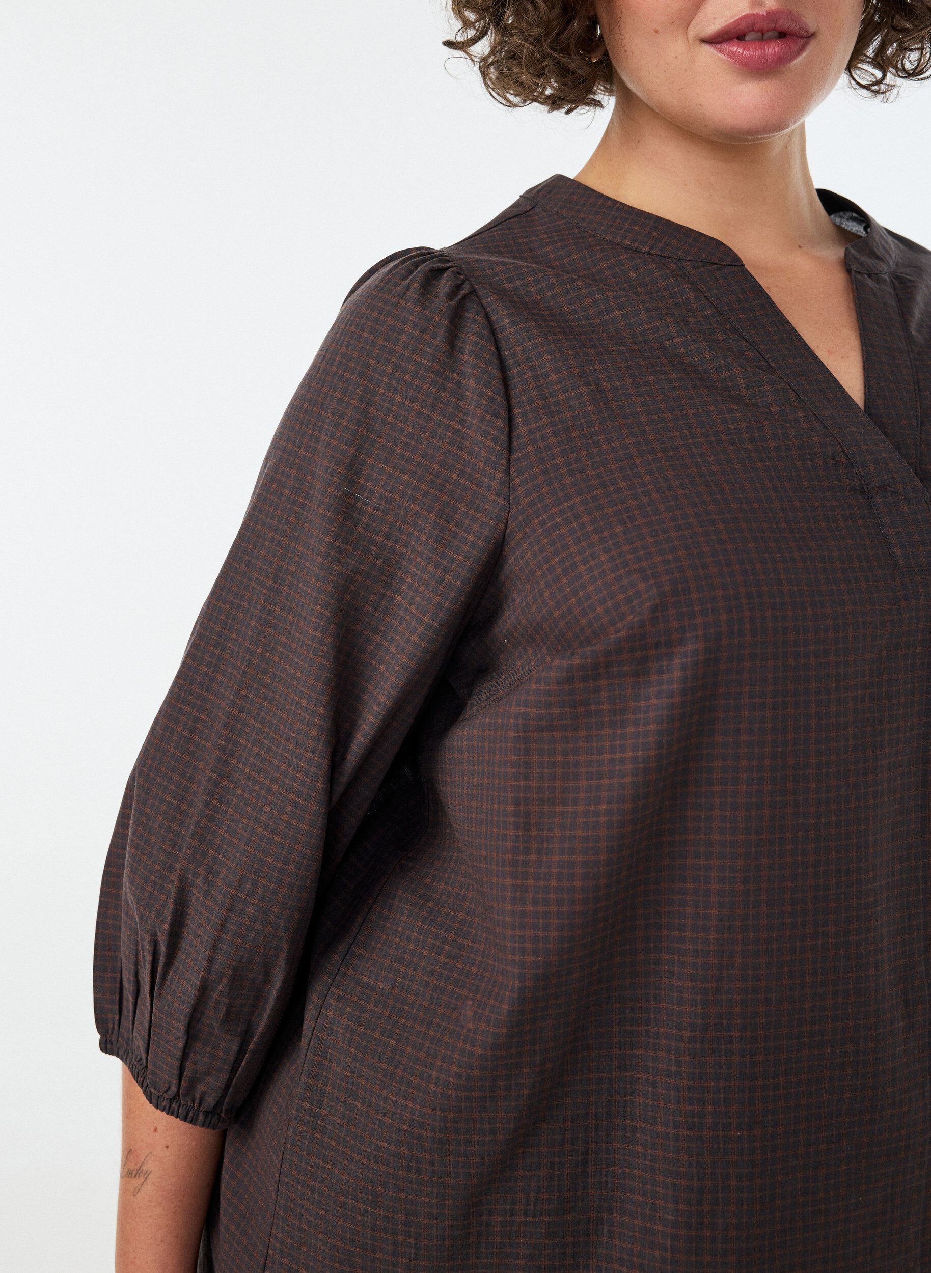 ZizziKarierte Bluse mit V-Ausschnitt und 3/4-&Auml;rmeln, Braun, Model image number 3