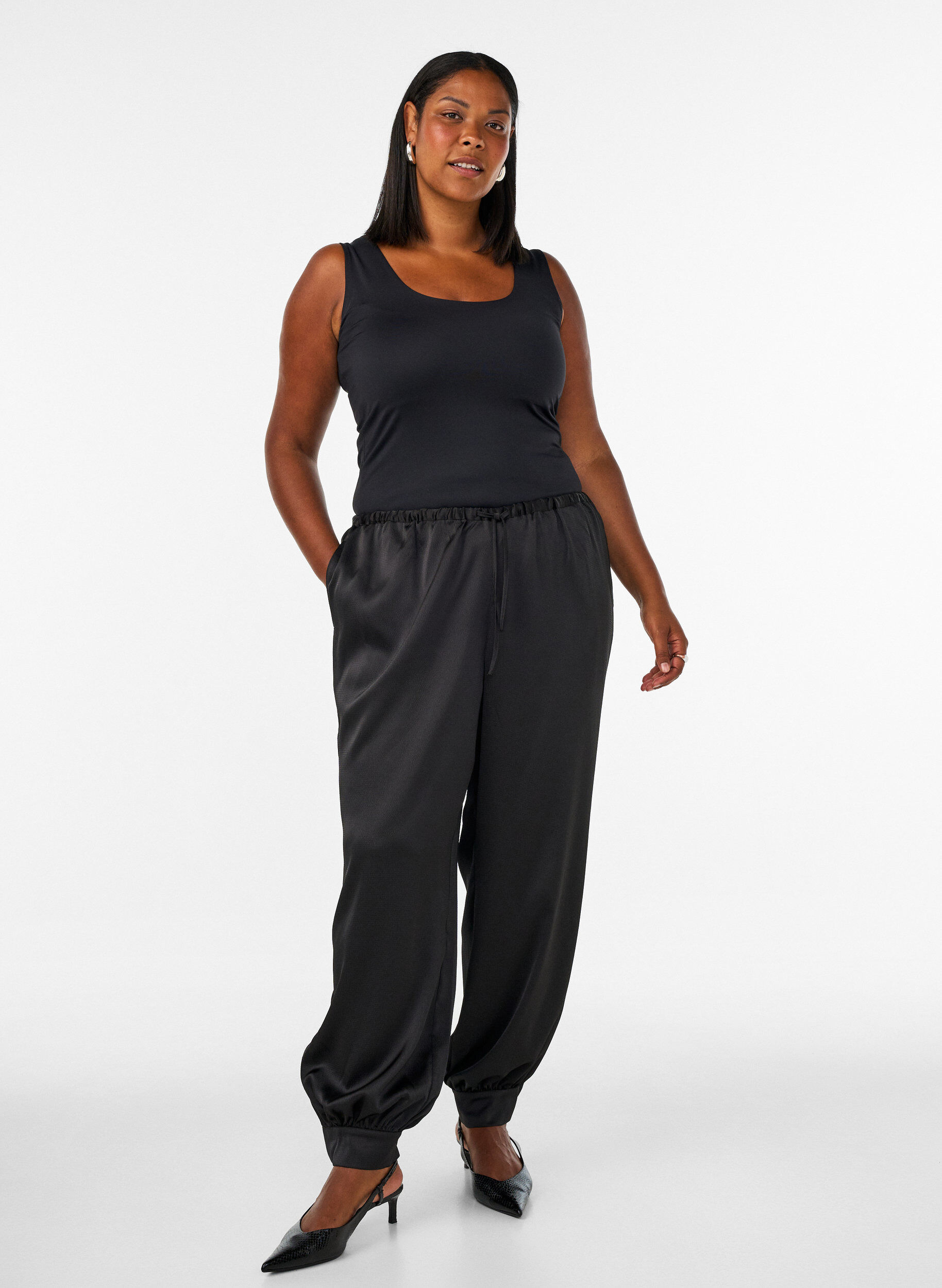 ZizziFigurbetontes Basic-Top aus glattem Stoff, Schwarz, Model image number 1