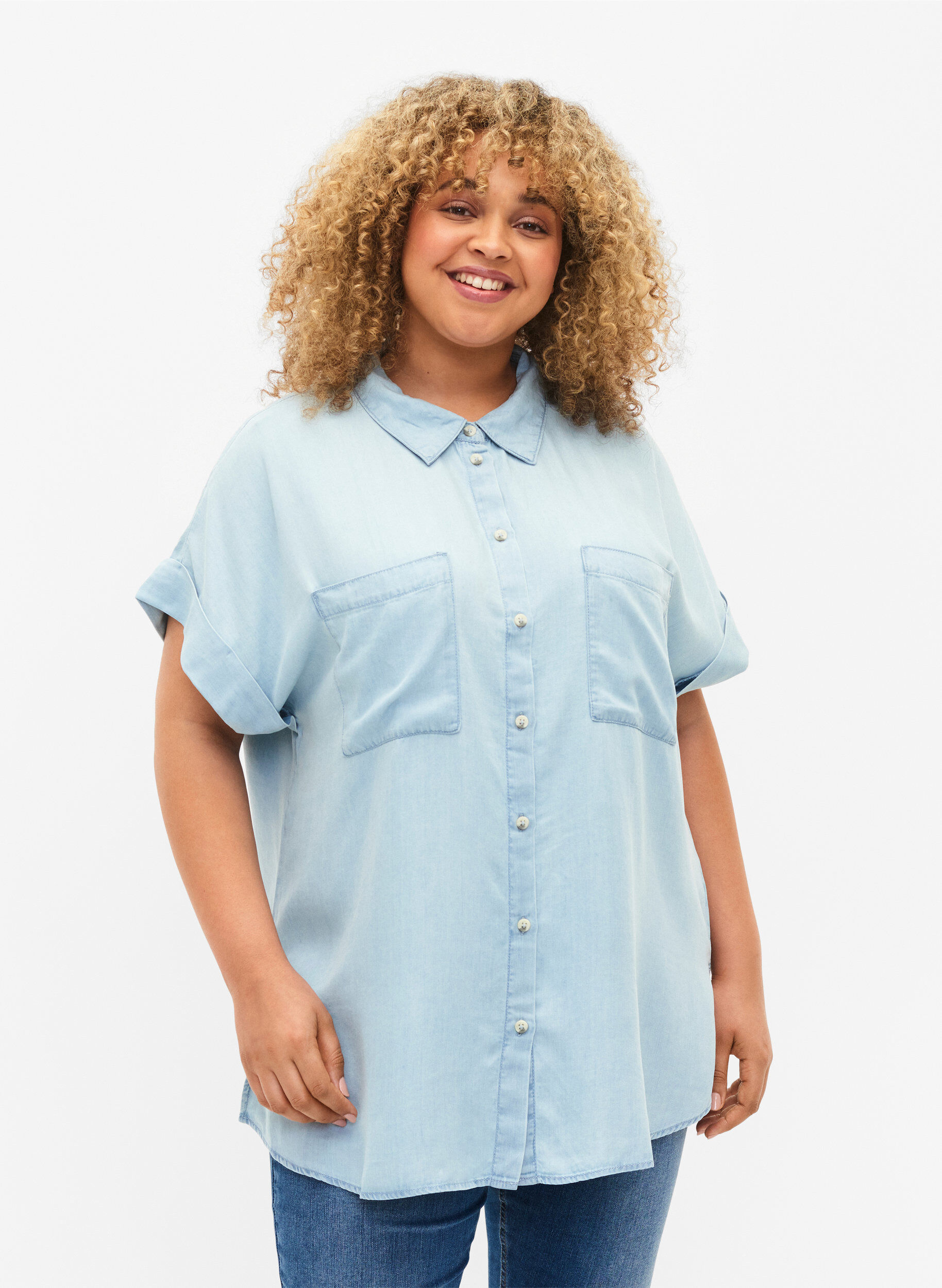 Zizzi Kurz&auml;rmeliges Hemd aus Lyocell (TENCEL&trade;), Light blue denim, Model image number 0