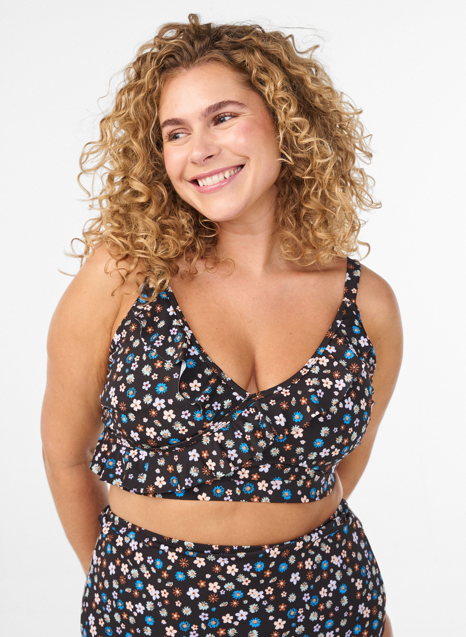 Gebl&uuml;mtes Bikinioberteil mit R&uuml;schendetails, Braun, Model