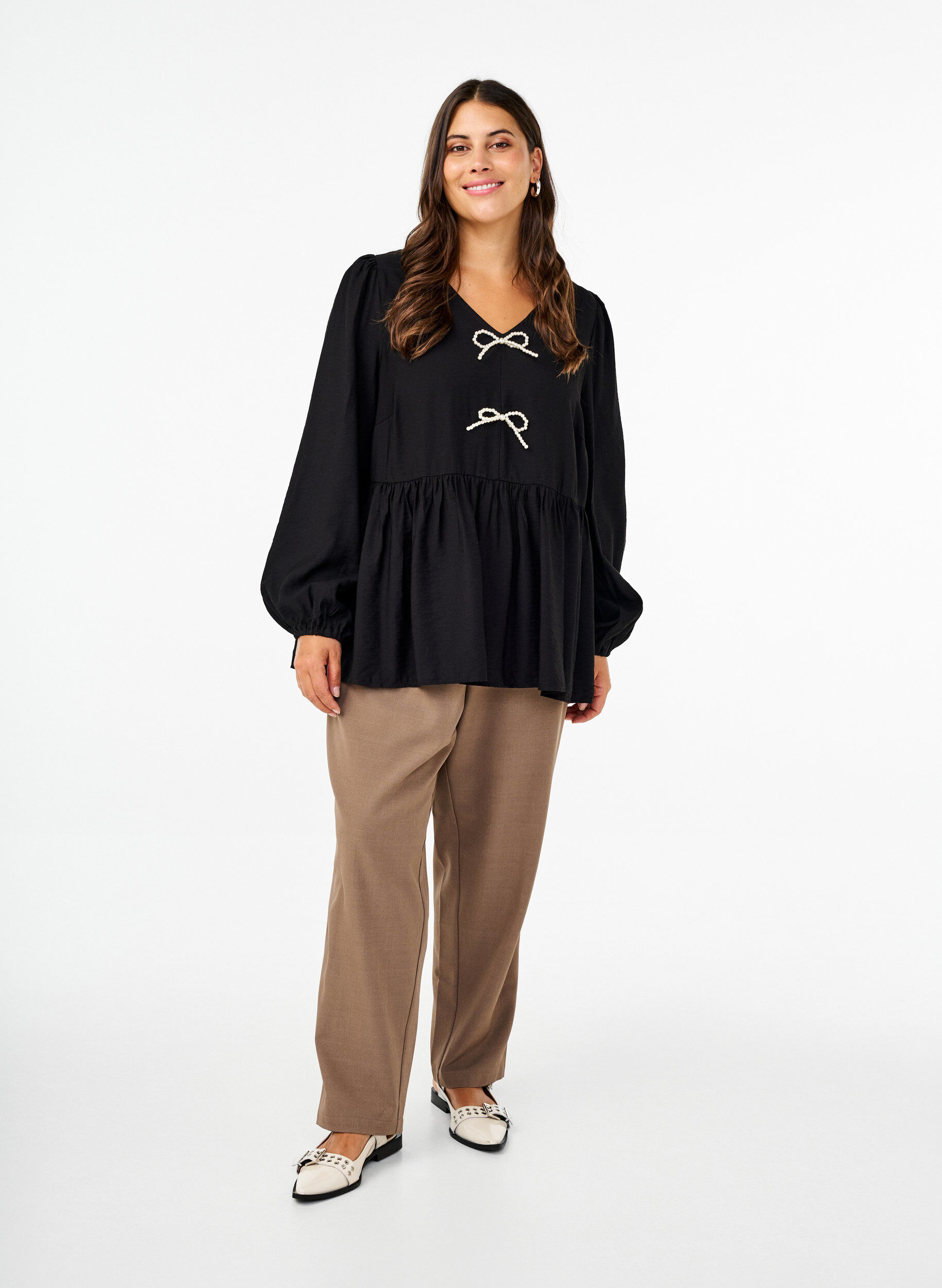 Zizzi Bluse mit Perlenschleifen und langen &Auml;rmeln, Black, Model image number 3