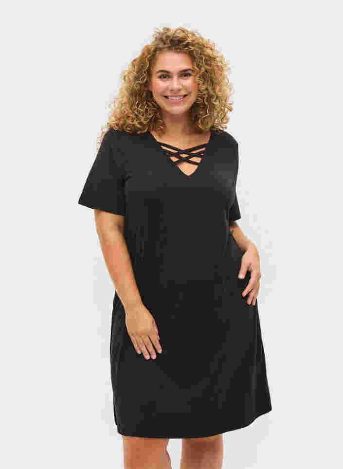 Kurzärmeliges Nachthemd mit V-Ausschnitt, Black, Model