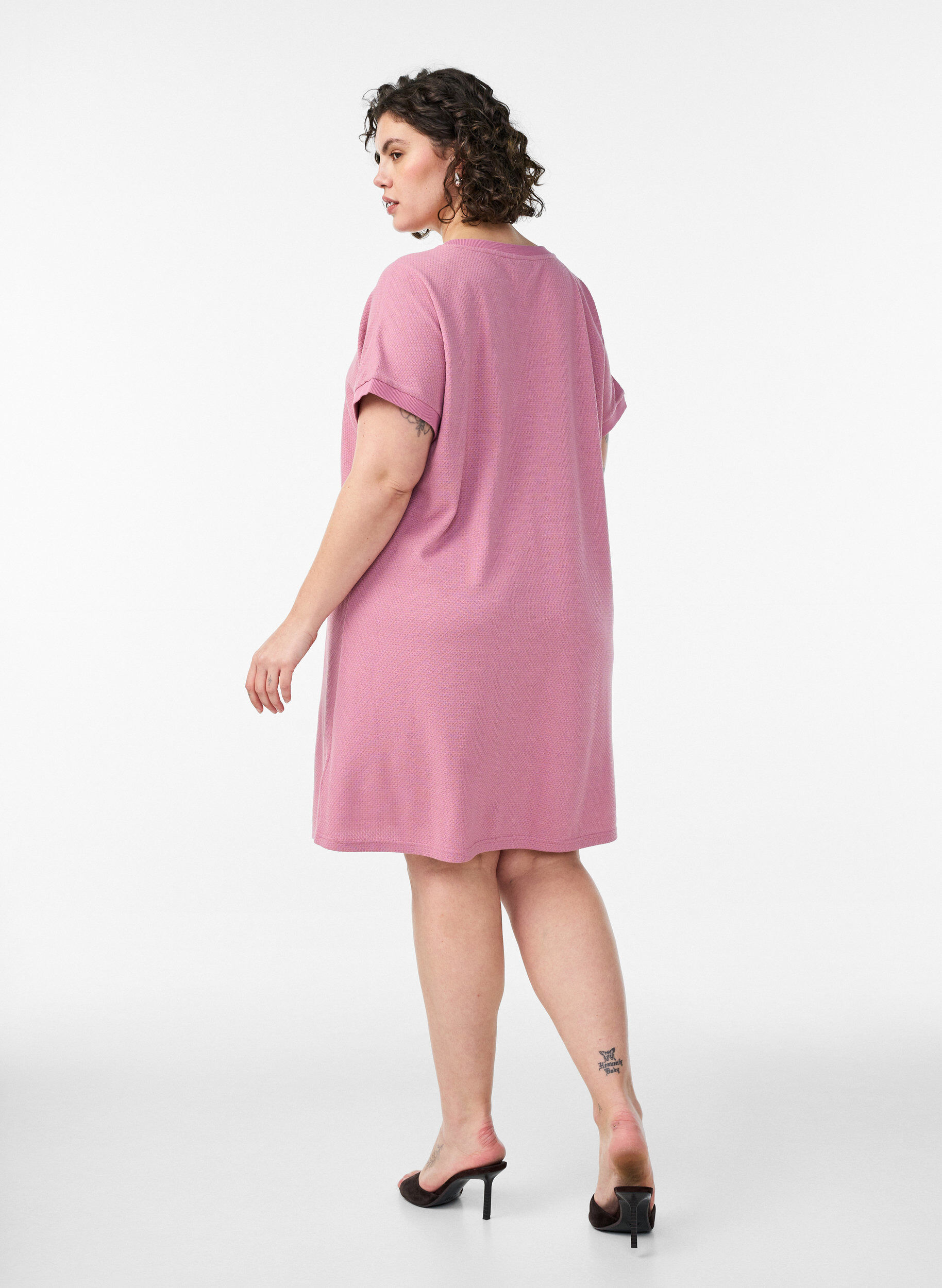 Zizzi Kurzes Kleid aus strukturiertem Jersey mit Rundhalsausschnitt, Rot, Model image number 2