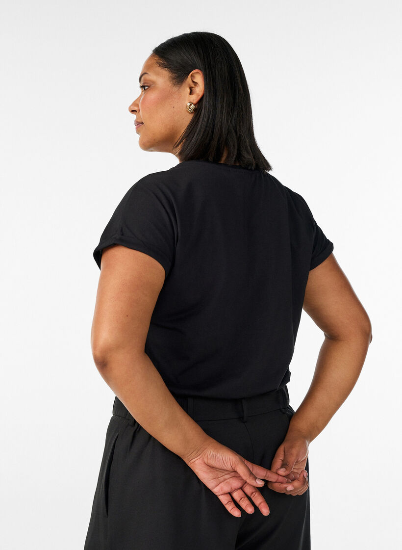 Kurz&auml;rmeliges T-Shirt aus einer Baumwollmischung, Schwarz, Model image number 2