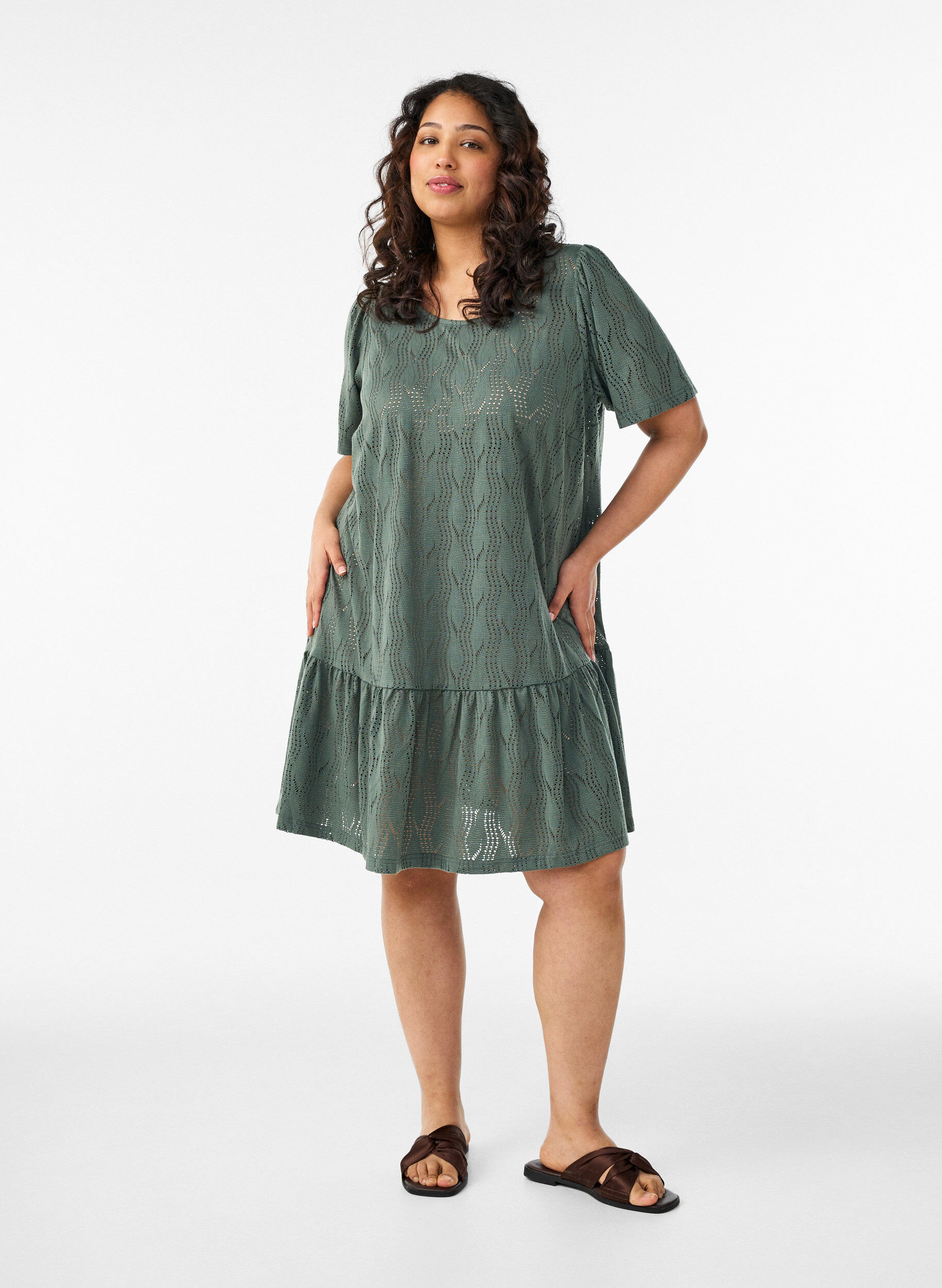 Zizzi Kurzes Kleid aus Jersey mit Lochstickerei, Gr&uuml;n, Model image number 1