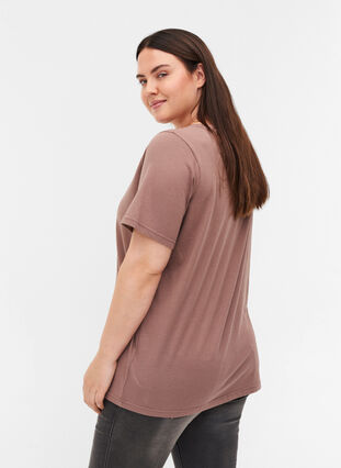 T-Shirt aus Bio-Baumwolle mit V-Ausschnitt, Deep Taupe, Model image number 1
