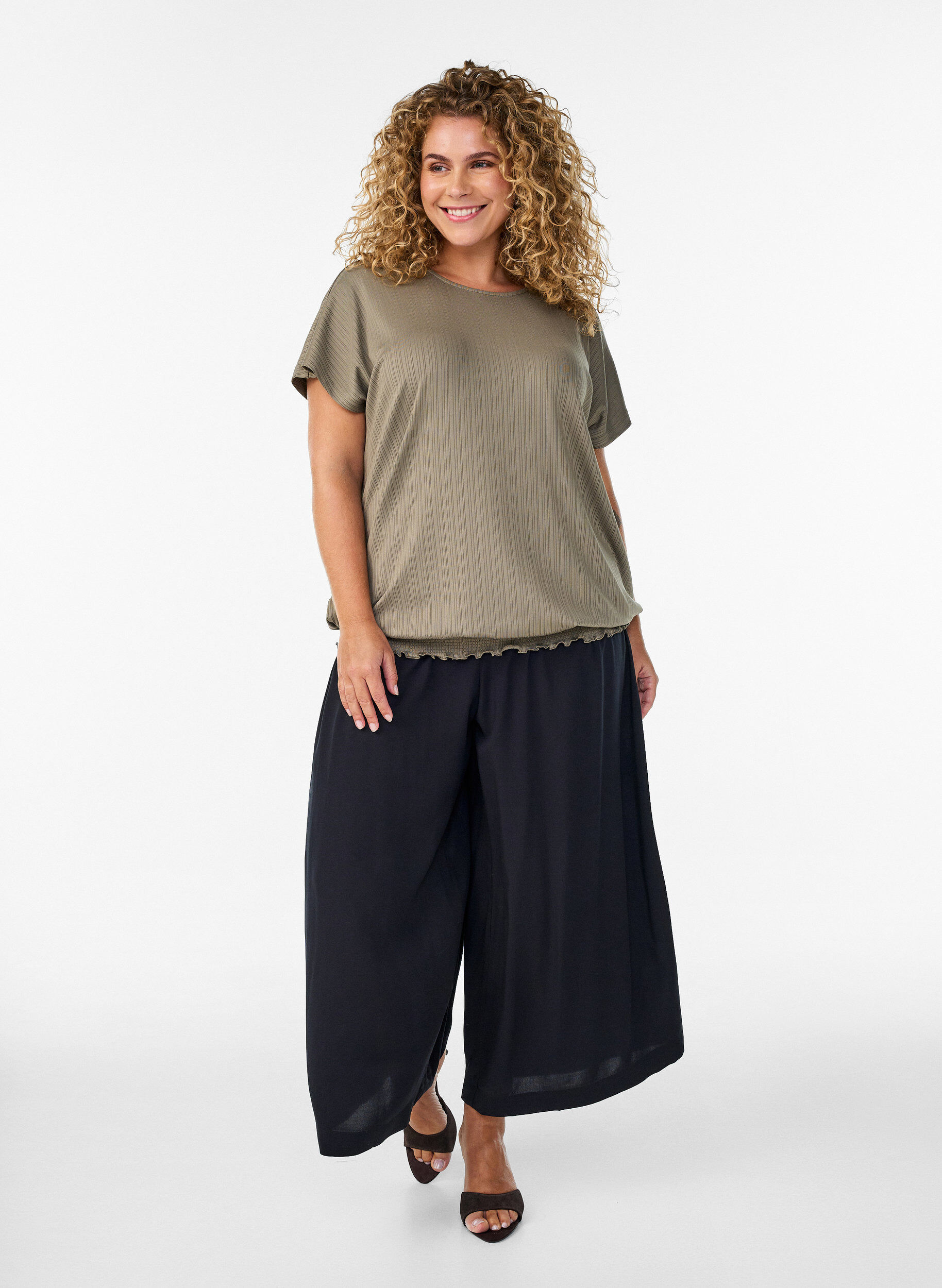 Culottes aus Viskose mit hoher Taille und weiten Beinen, Schwarz, Model