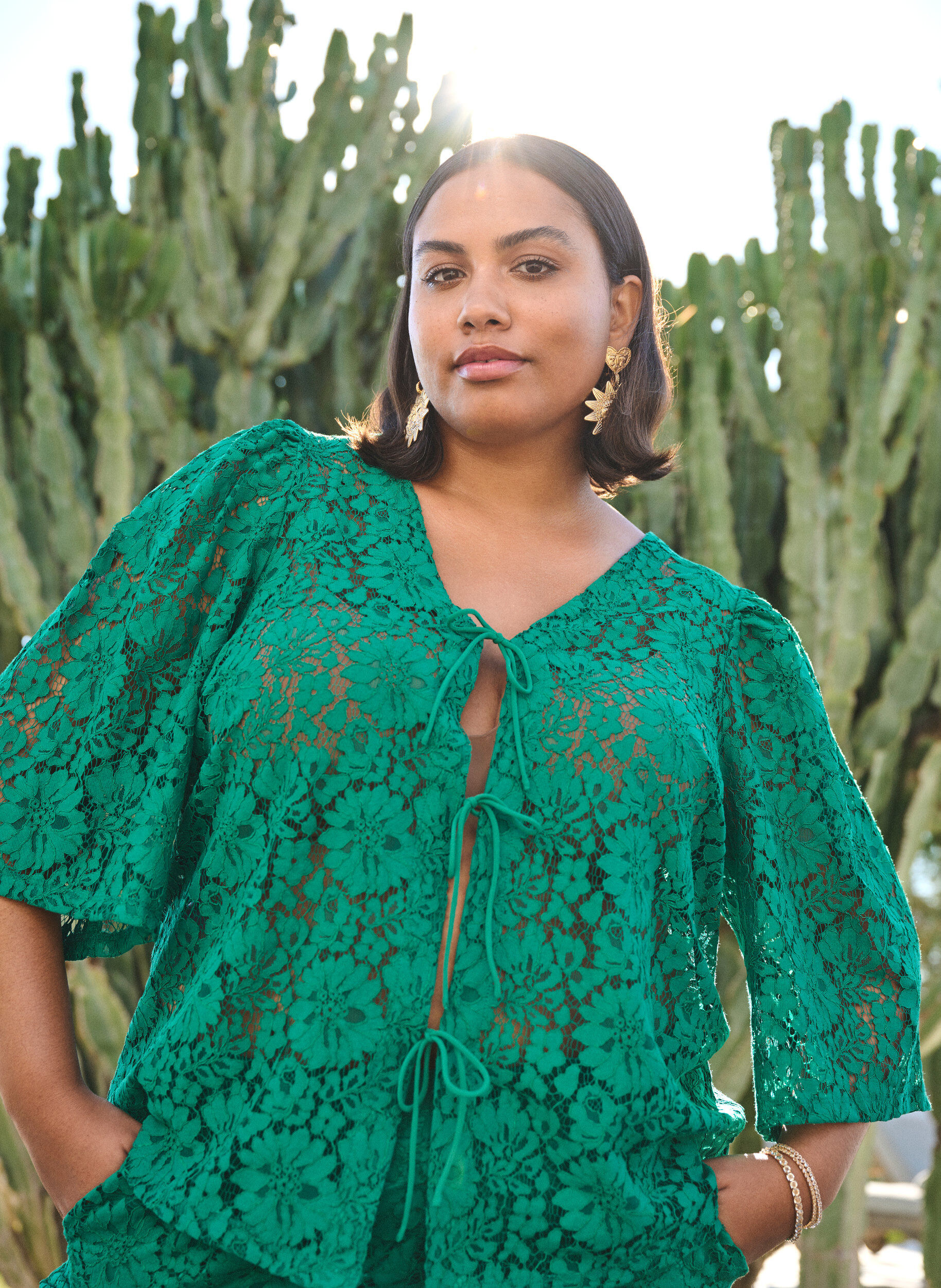 Zizzi Spitzenbluse mit 3/4-&Auml;rmeln und Schleifen auf der Vorderseite, Gr&uuml;n, Image image number 0