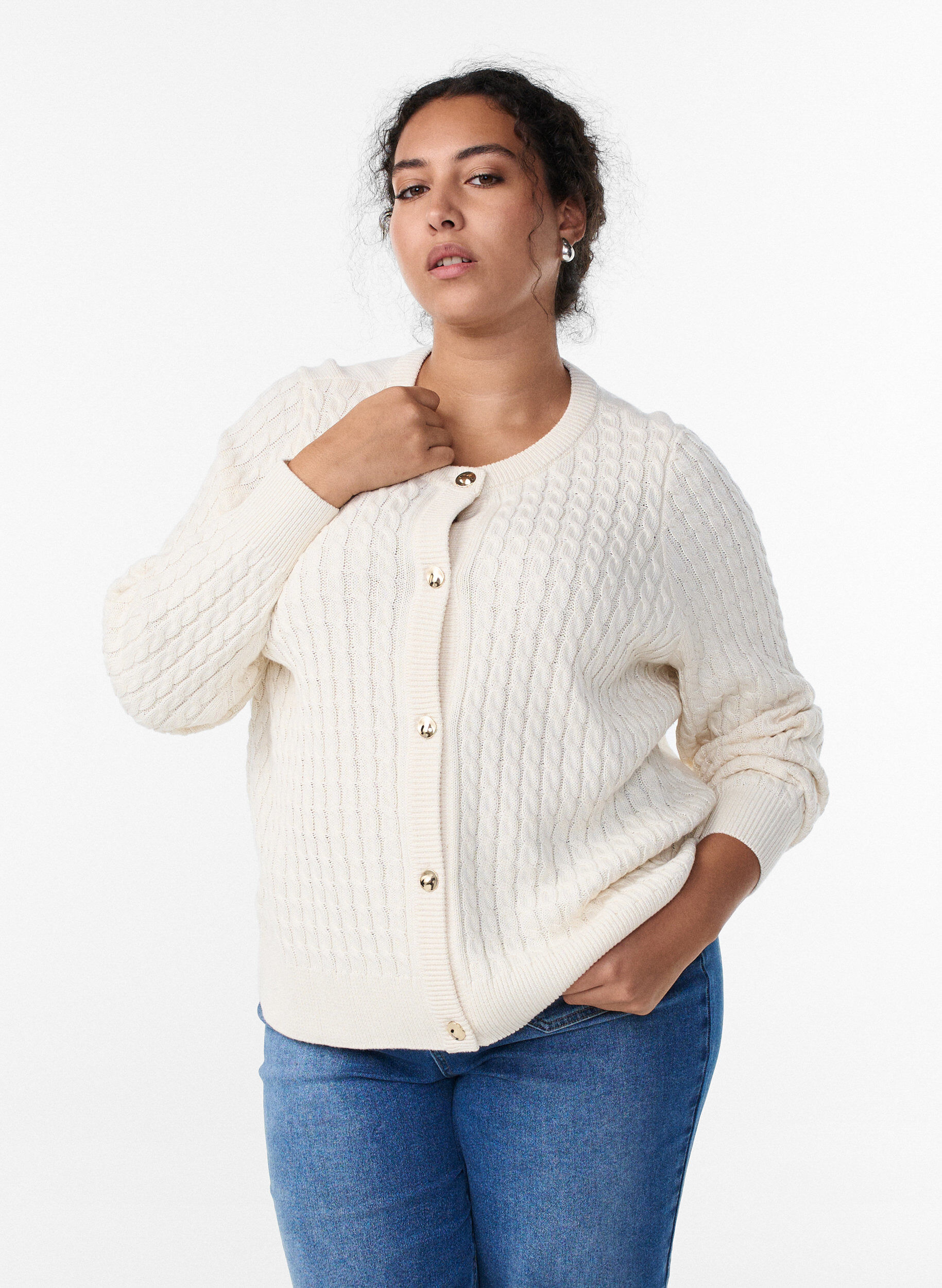 Zopfmuster-Strickjacke mit goldenen Kn&ouml;pfen, Vanille, Model