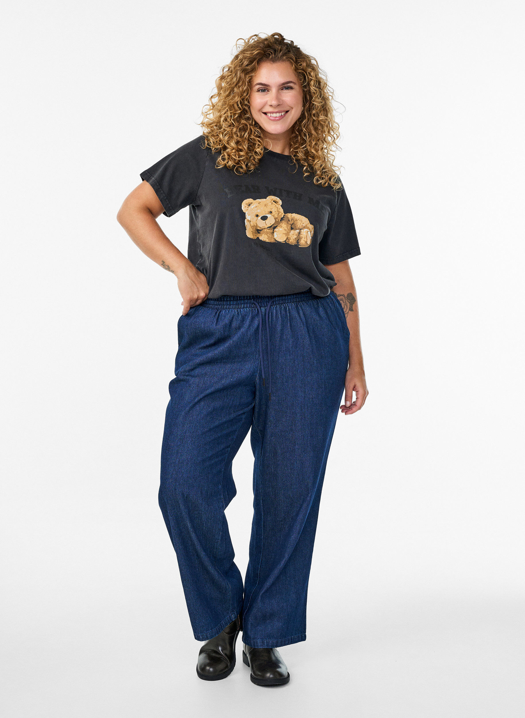 Zizzi T-Shirt mit Teddyb&auml;r-Print und abgenutzter Optik, Grau, Model image number 1