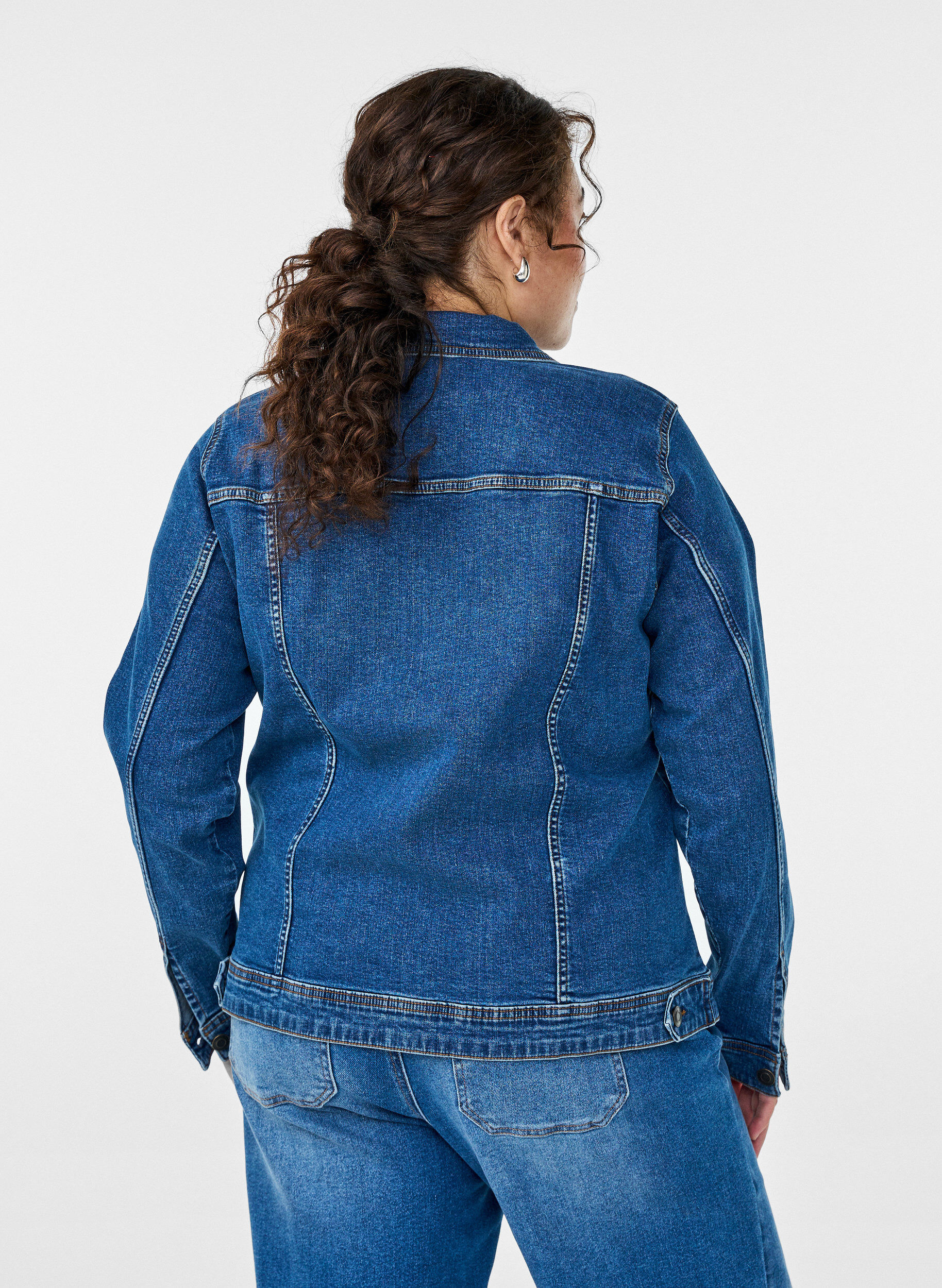 Zizzi Jeansjacke im klassischen Schnitt, Blau, Model image number 2