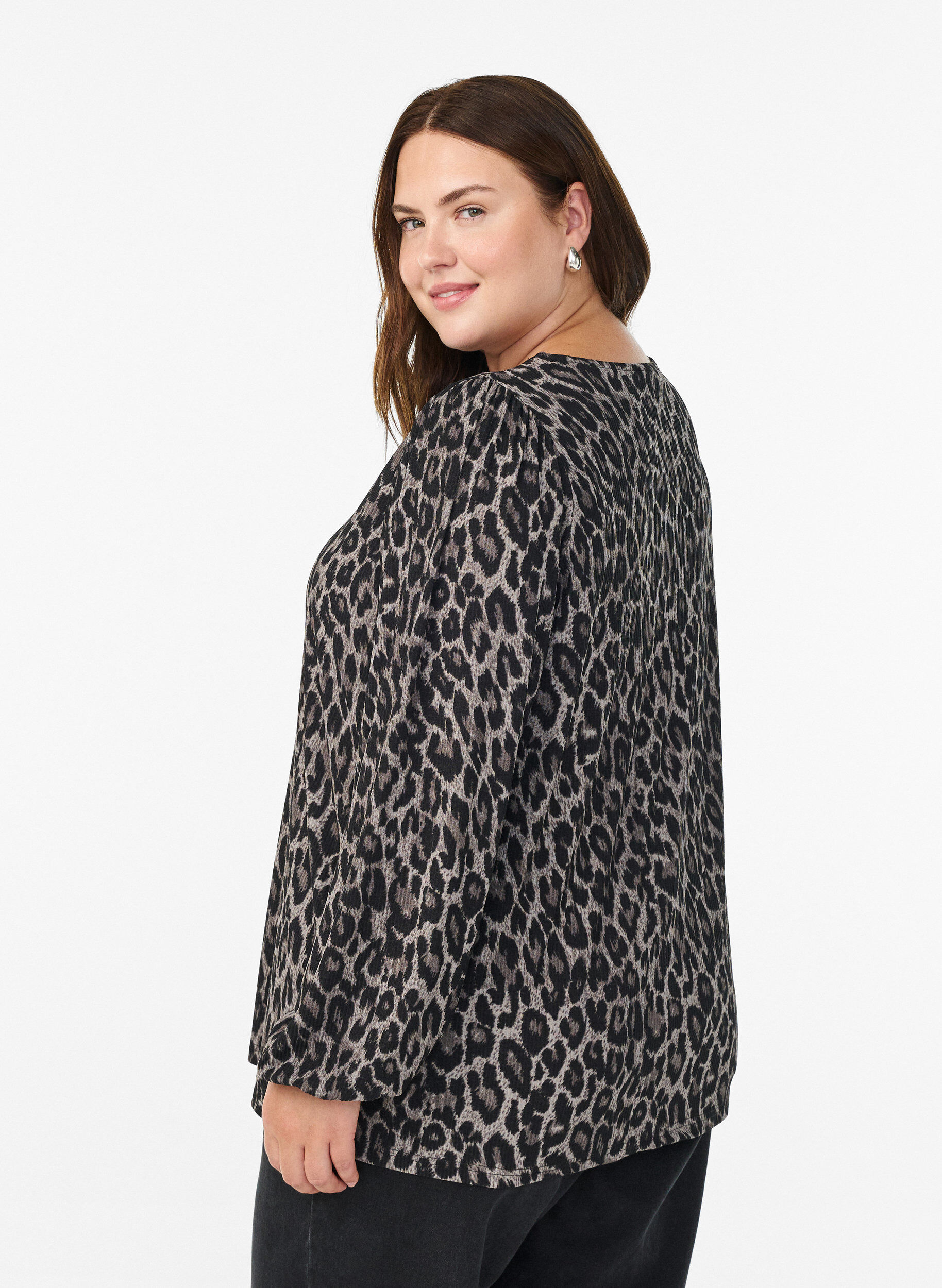 Zizzi Bluse mit langen &Auml;rmeln und Leopardenmuster, Grau, Model image number 2