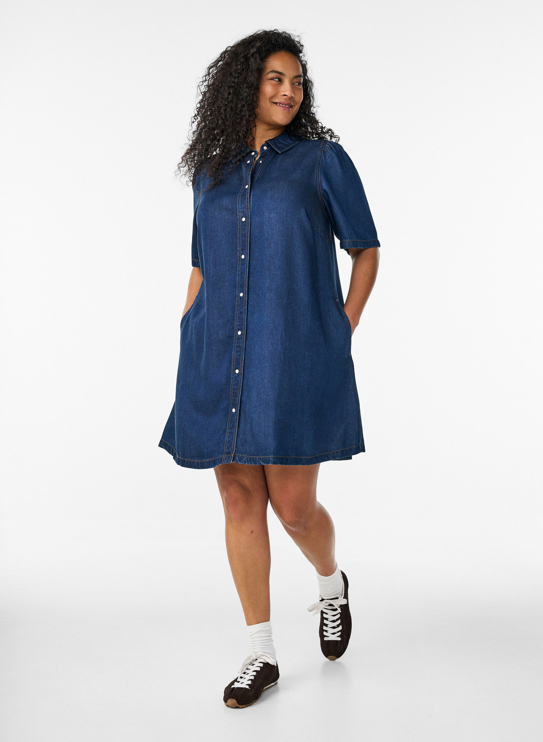 Jeanskleid aus Lyocell mit Kn&ouml;pfen und kurzen &Auml;rmeln, Blau, Model