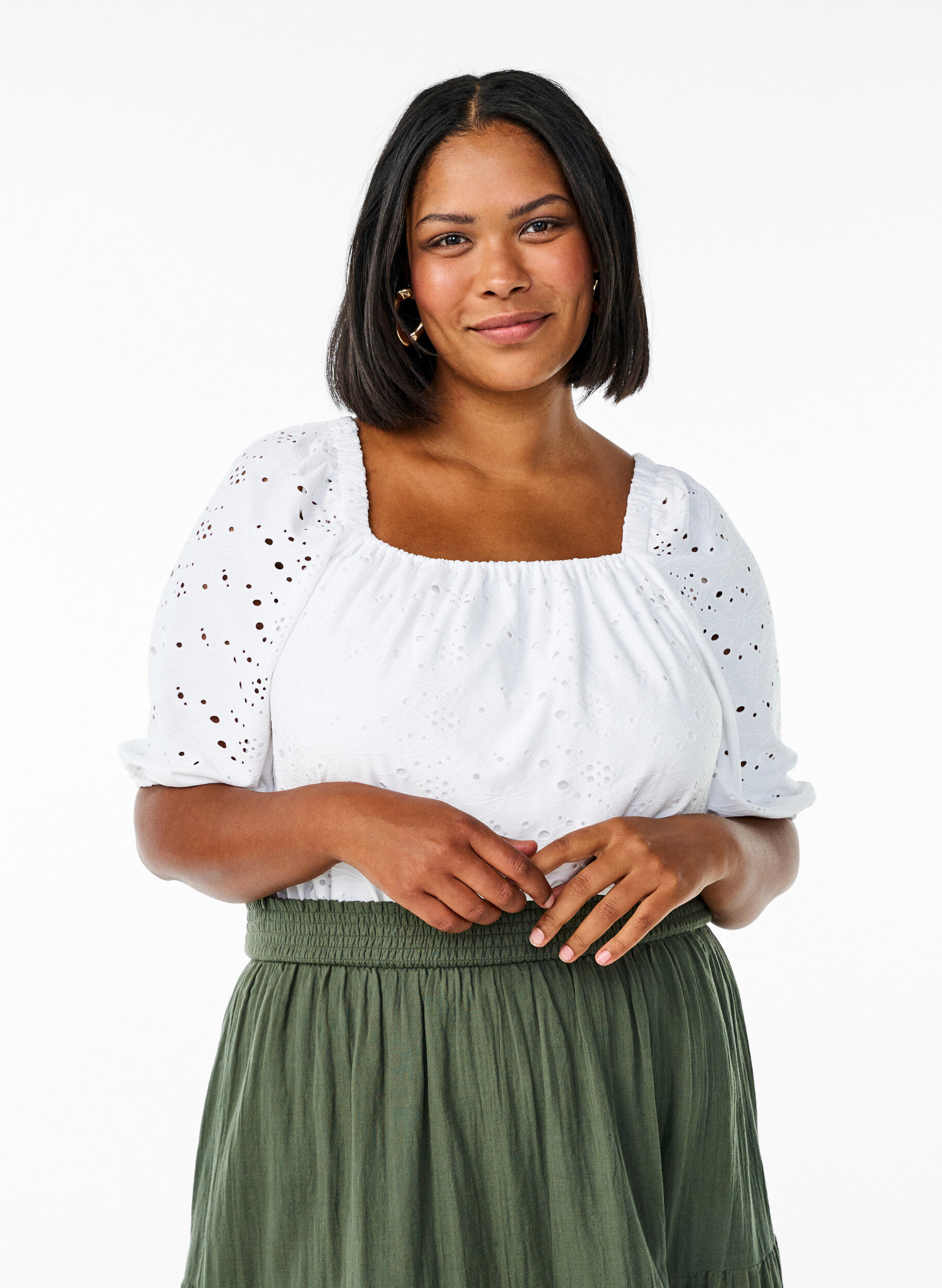 Zizzi Bluse mit kurzen Puff&auml;rmeln und Lochmuster, Wei&szlig;, Model image number 0