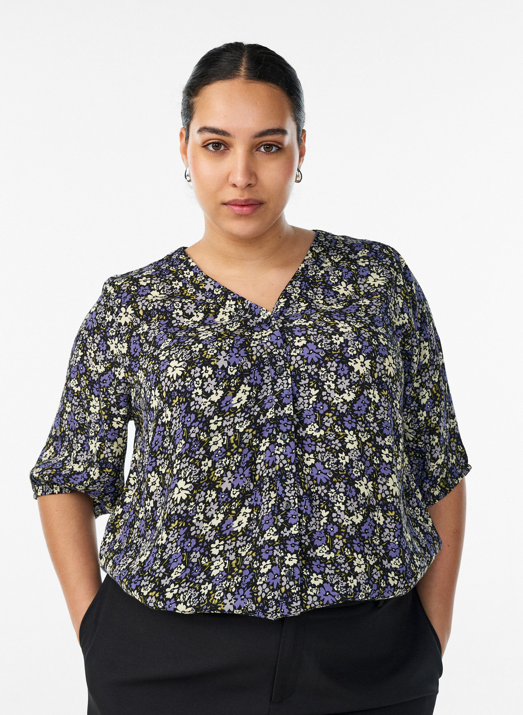 Zizzi Bluse aus Viskose mit Print und Knopfverschluss, Schwarz, Model image number 0