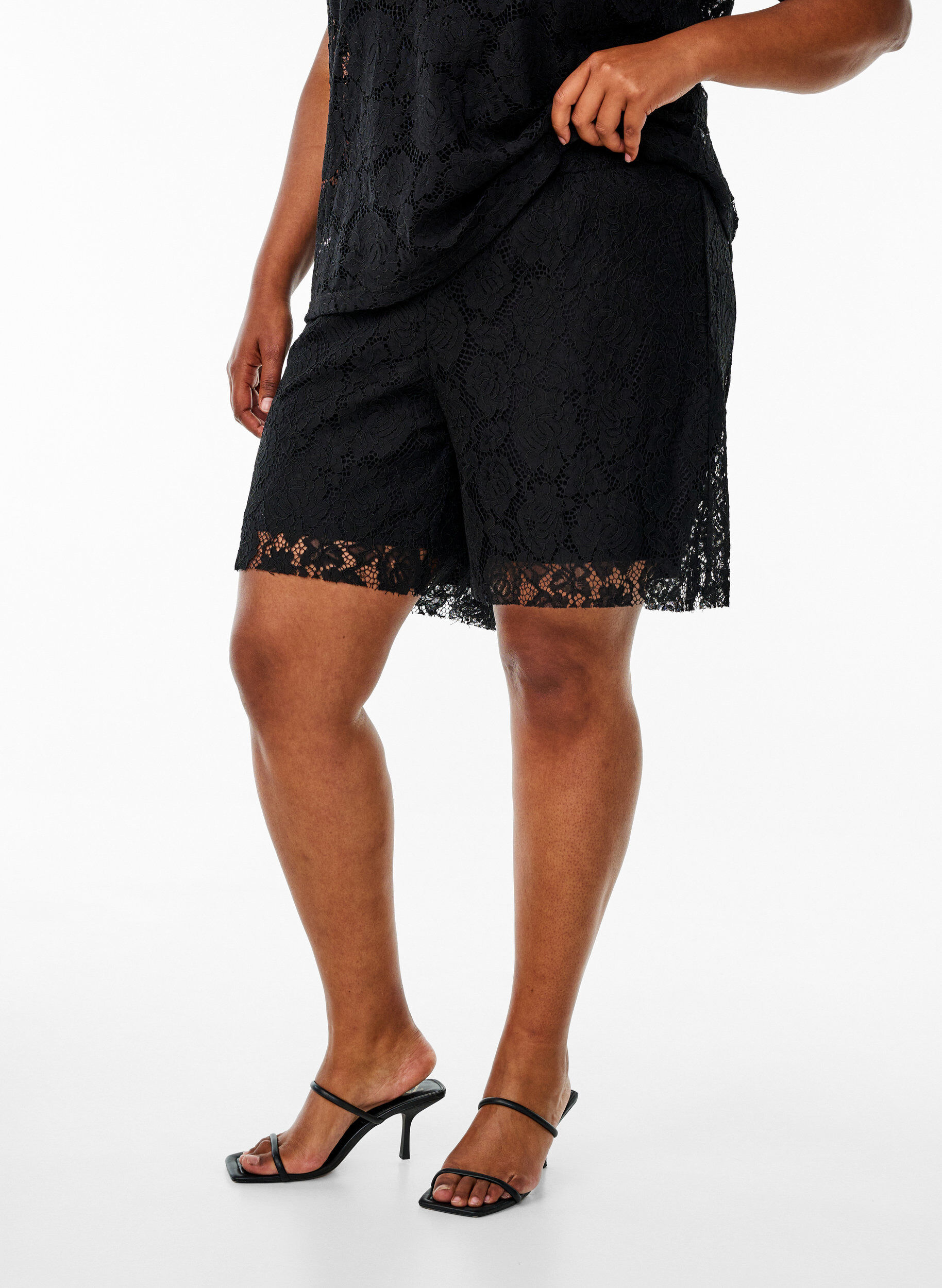 Zizzi Lockere Spitzenshorts, Schwarz, Model image number 3