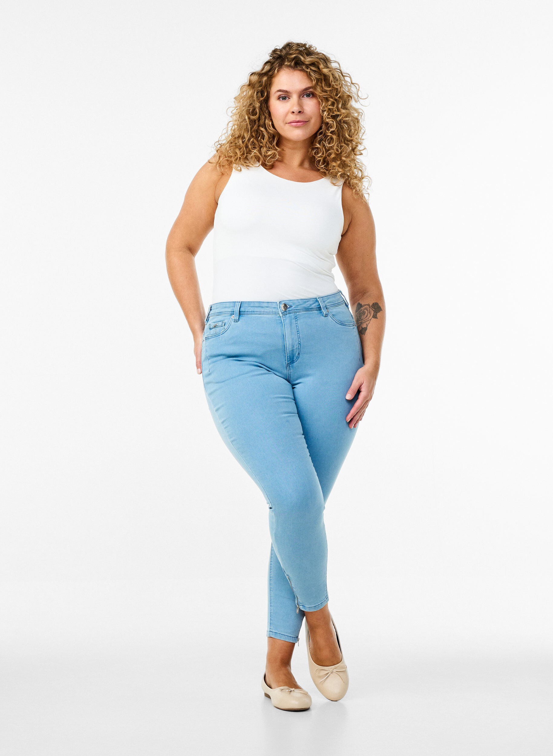 Cropped Amy Jeans mit Rei&szlig;verschluss, Blau, Model