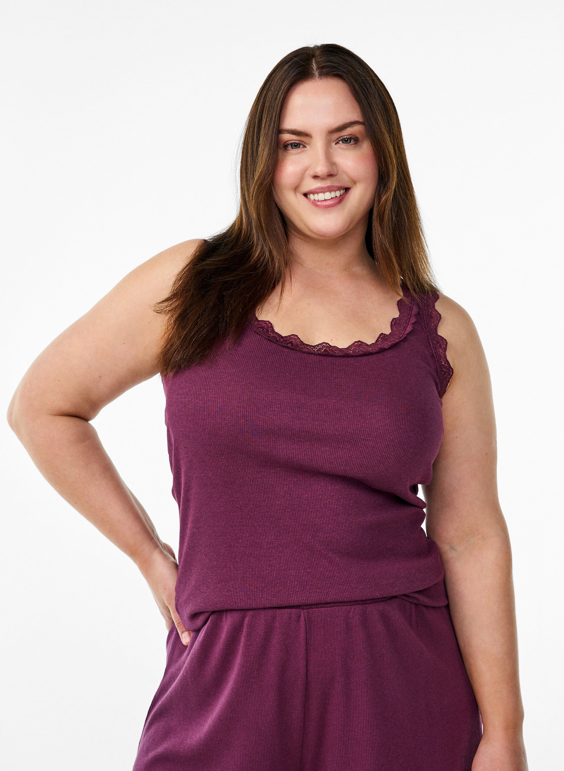 Zizzi Lockere Nachtshorts aus geripptem Material mit Spitzensaum, Dunkles Bordeaux, Model image number 0