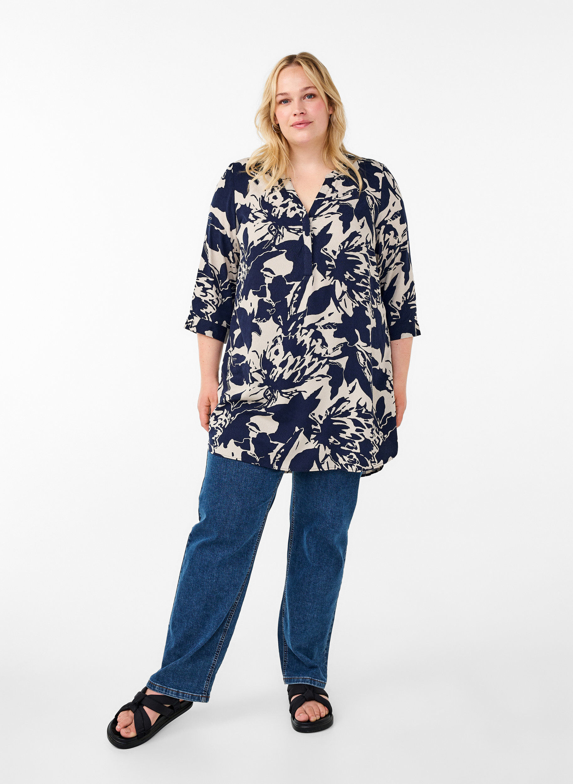 Zizzi Tunika mit Print und 3/4-&Auml;rmeln, Navy Blazer AOP, Model image number 2