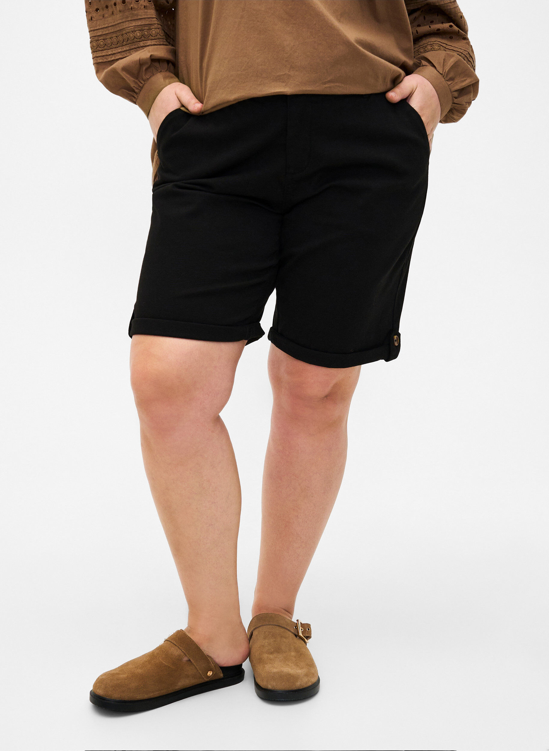 Zizzi Kurze Hosen im Chino-Stil mit Taschen, Black, Model image number 2