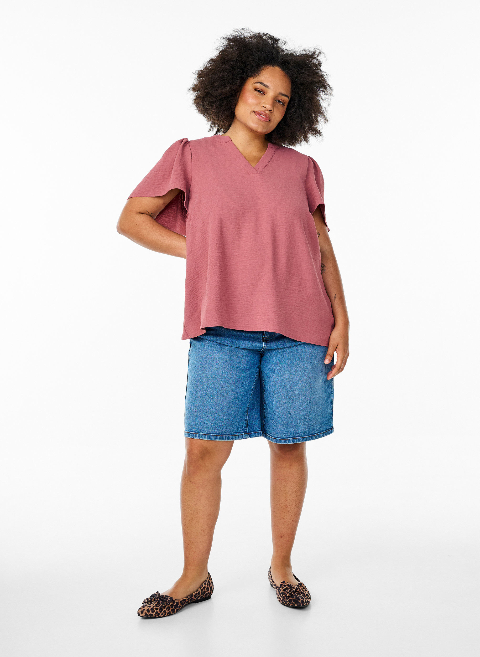 Zizzi Bluse mit kurzen R&uuml;schen&auml;rmeln und V-Ausschnitt, Rot, Model image number 1