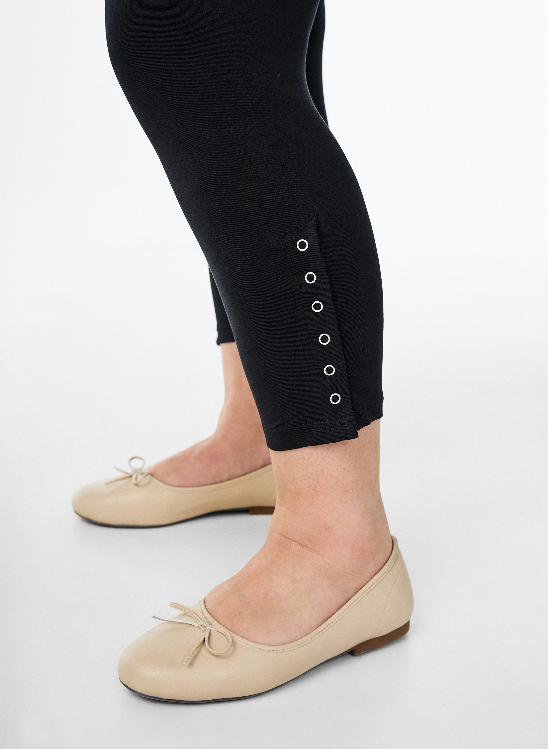 Zizzi 3/4 Leggings mit Kn&ouml;pfen, Schwarz, Model image number 3