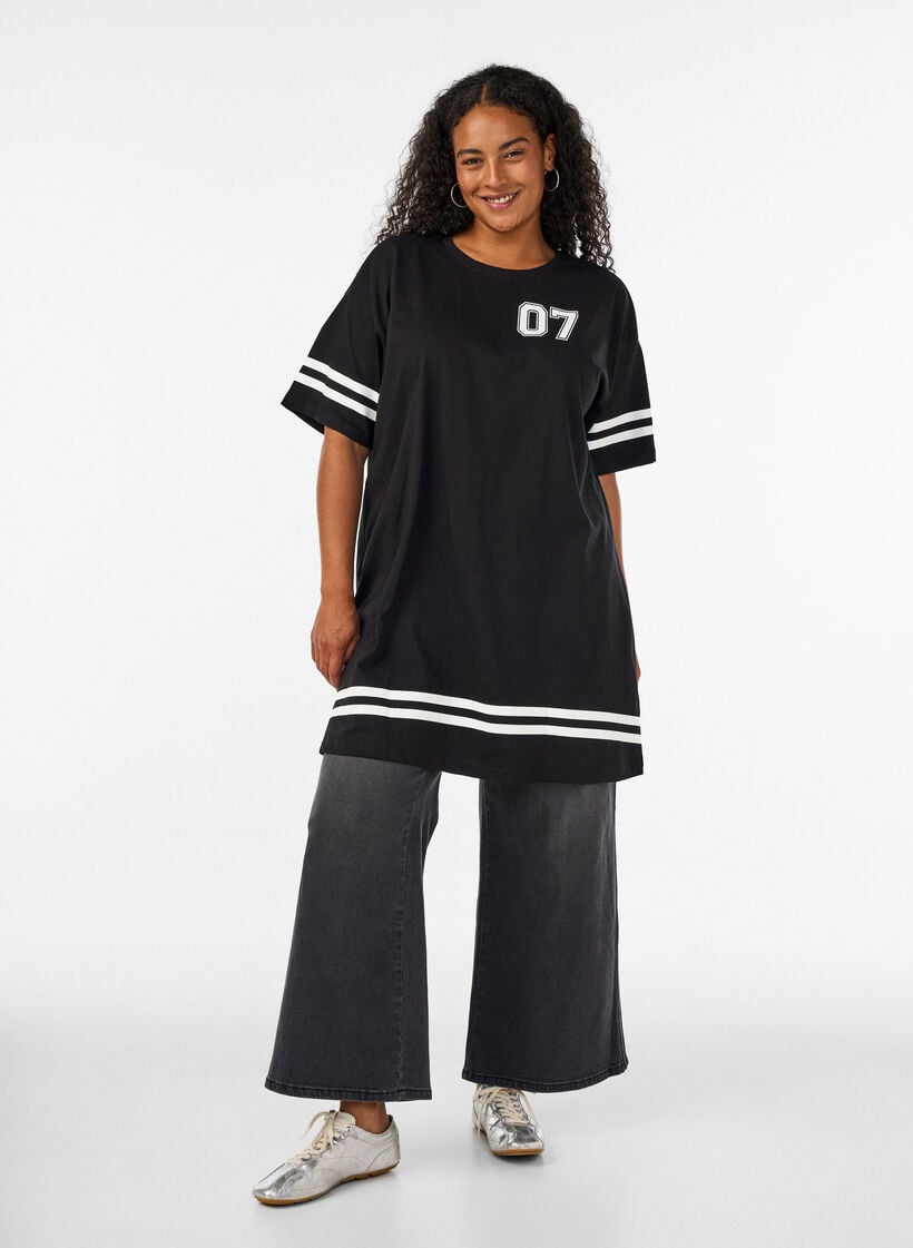 Sportliches T-Shirtkleid aus Baumwolle, Schwarz, Model image number 1