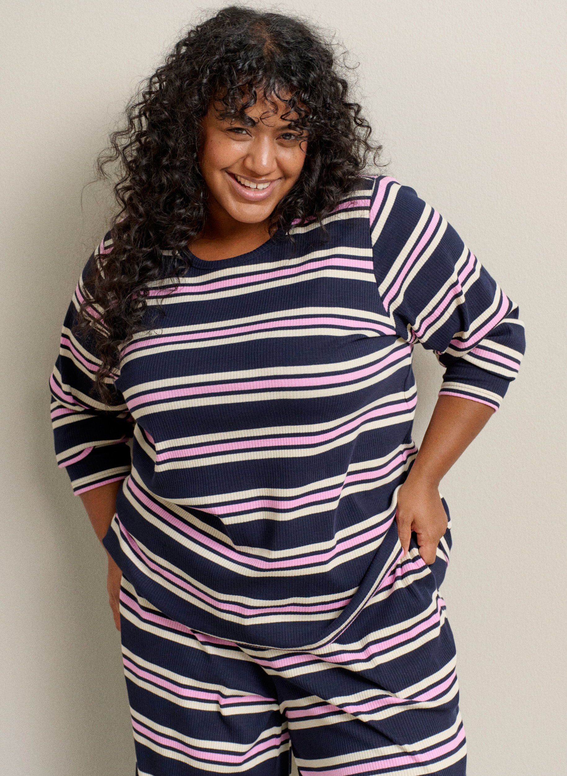 Zizzi Gestreifte Pyjamahose mit weitem Bein, Blau, Image image number 0