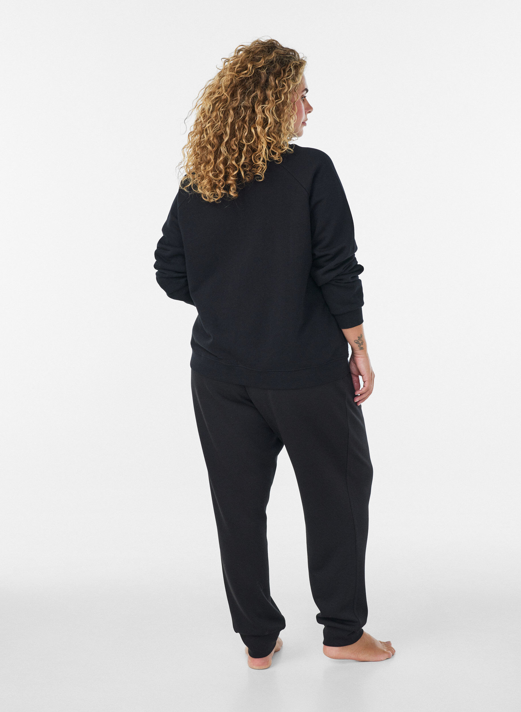 ZizziSweatjacke mit hohem Kragen und Rei&szlig;verschluss, Schwarz, Model image number 2