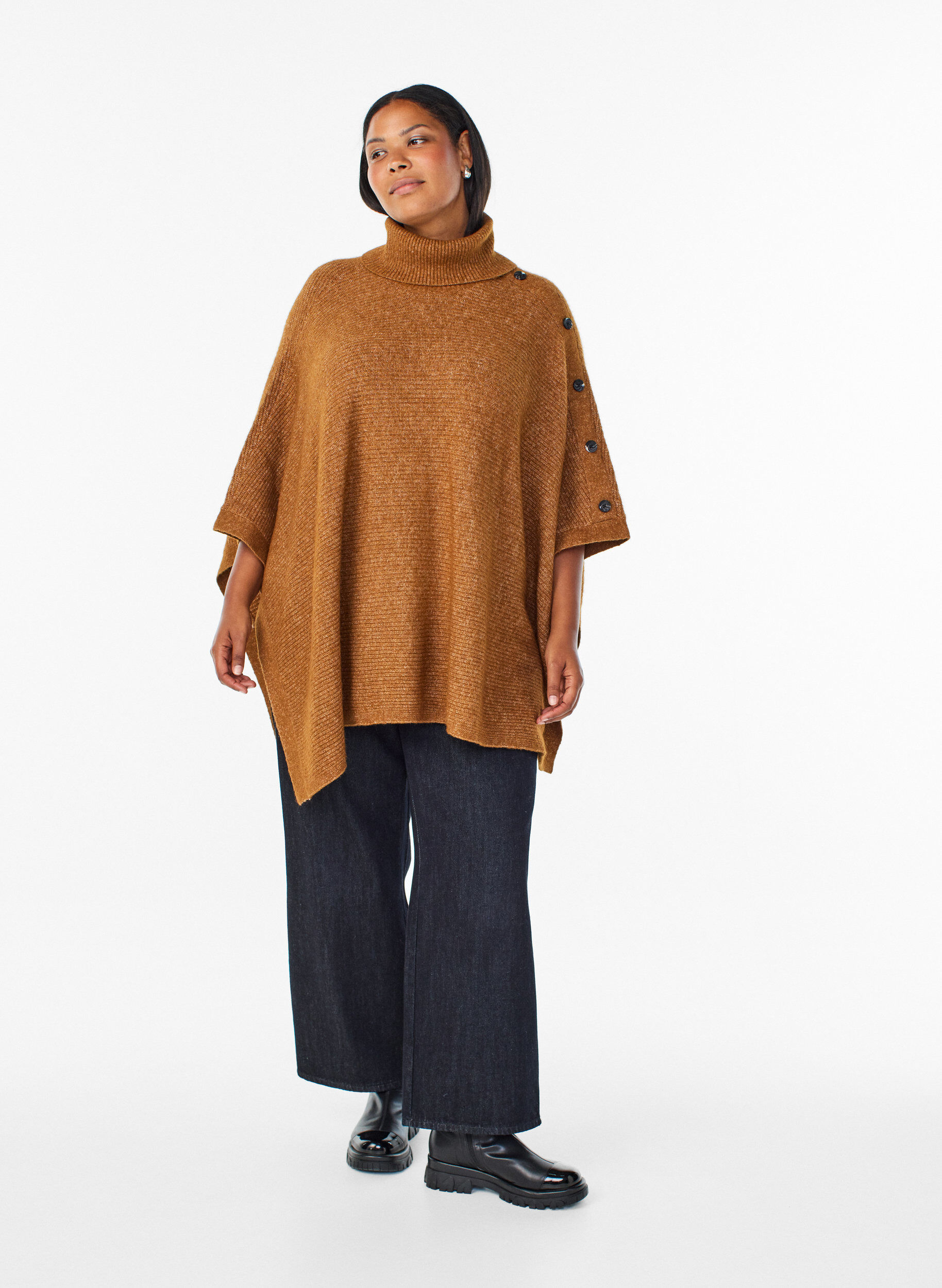 Zizzi Poncho mit Rollkragen und Knopfdetail , Braun, Model image number 1