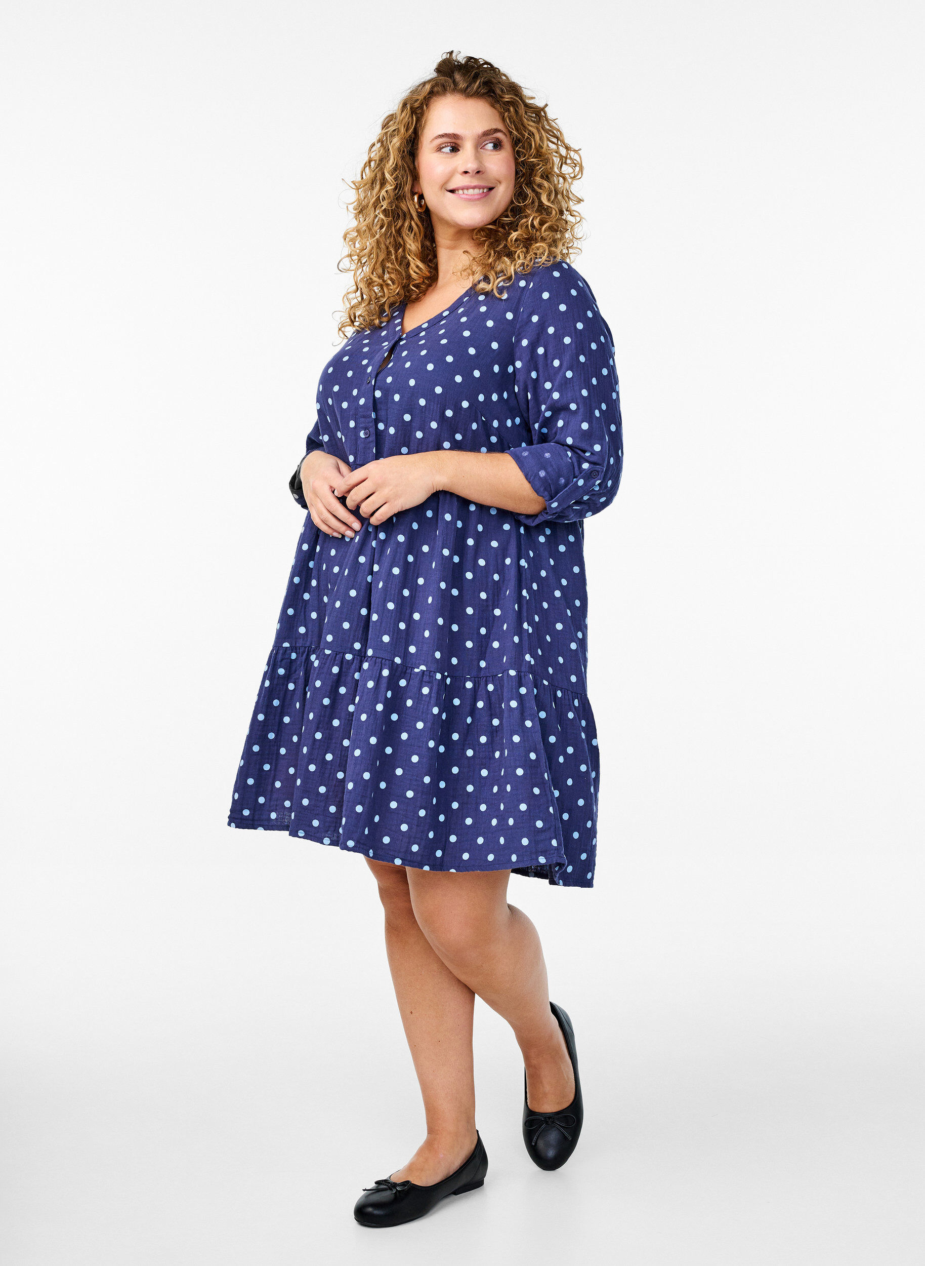 Zizzi Kurzes Kleid aus Baumwoll-Musselin mit Punkten, Blau, Model image number 1