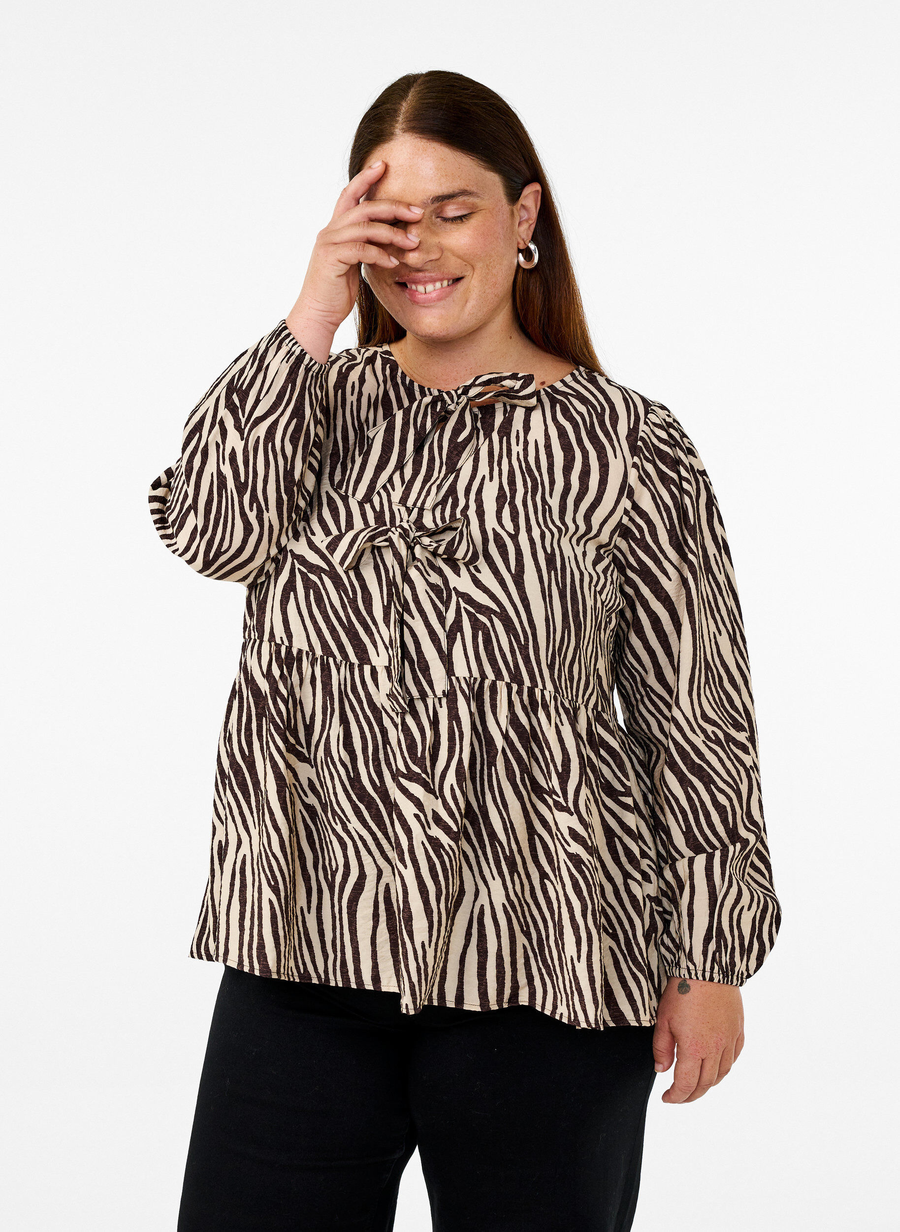 Zizzi Peplum-Bluse mit Bindedetail und Zebraprint, Braun, Model image number 0