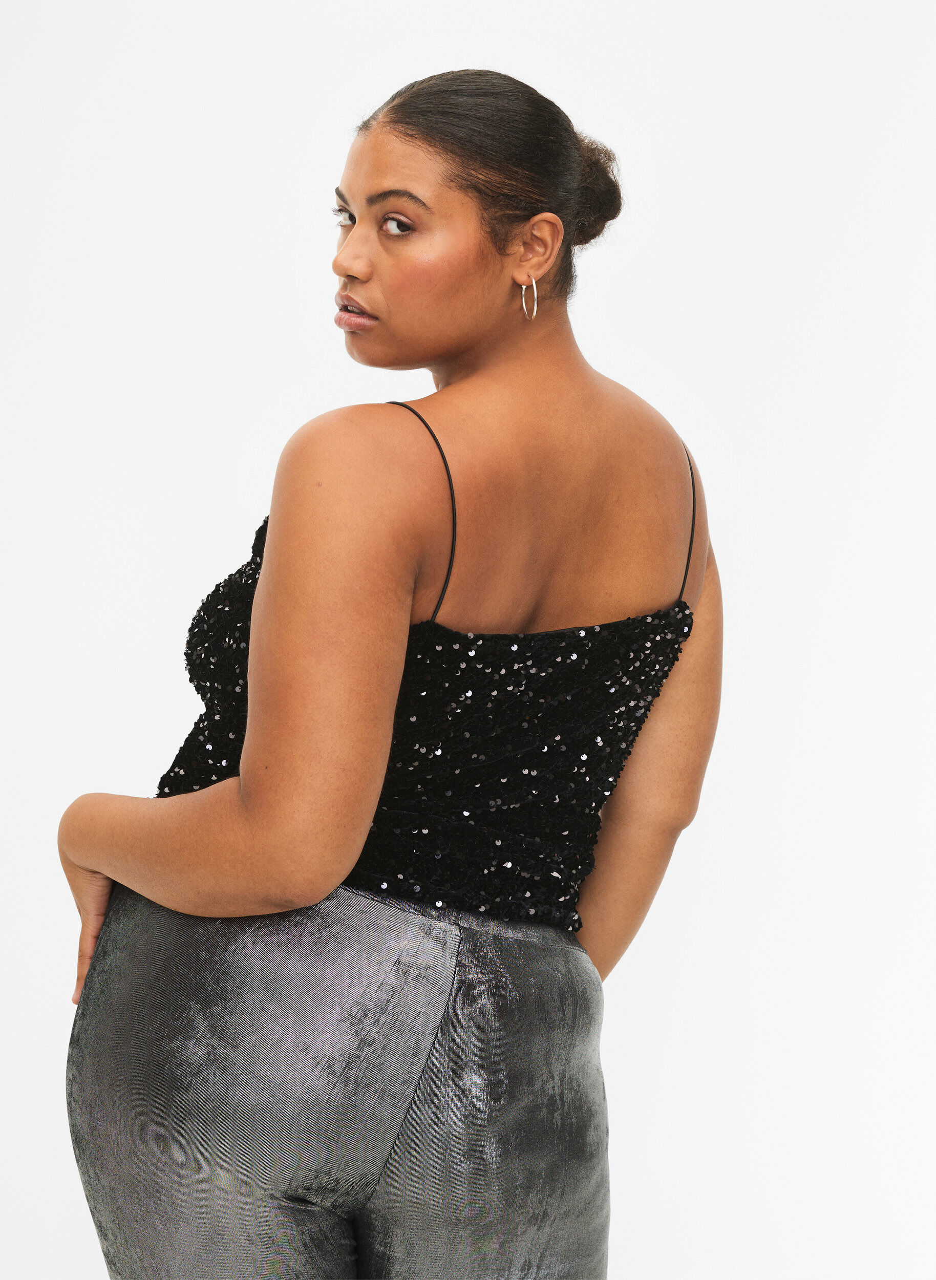 Zizzi Top mit Pailletten und schmalen Tr&auml;gern, Black Sequins, Model image number 1