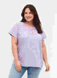 Lockeres T-Shirt mit Broderie anglaise, Lavender, Model